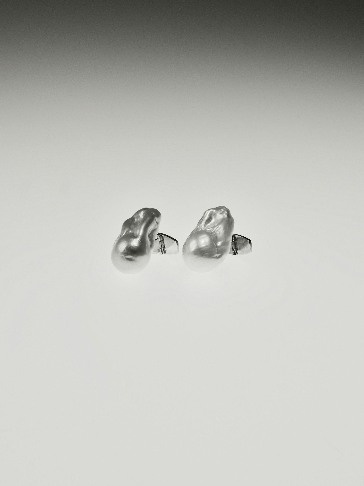 Dune cuff links: baroque pearl