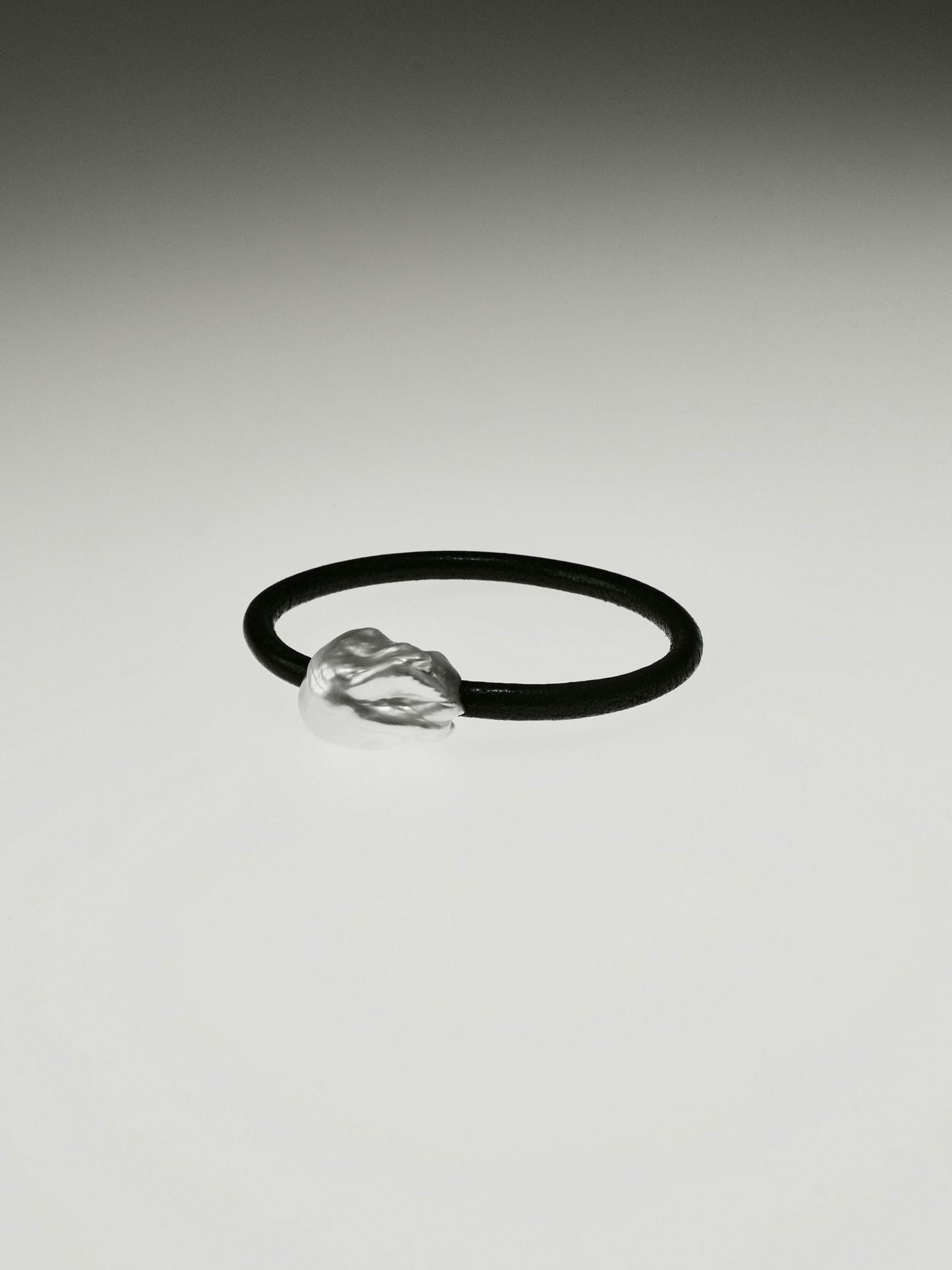 Mint bracelet: leather, baroque pearl