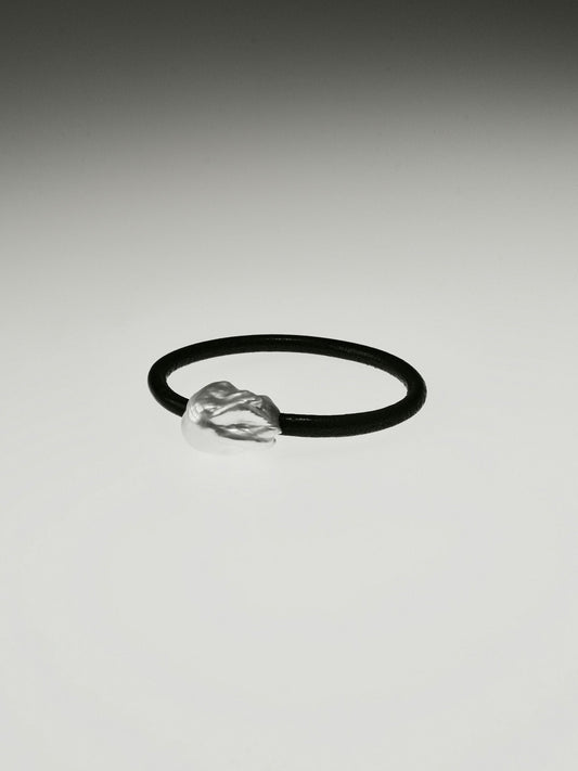 Mint bracelet: leather, baroque pearl