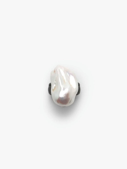 Ring: baroque pearl, leather