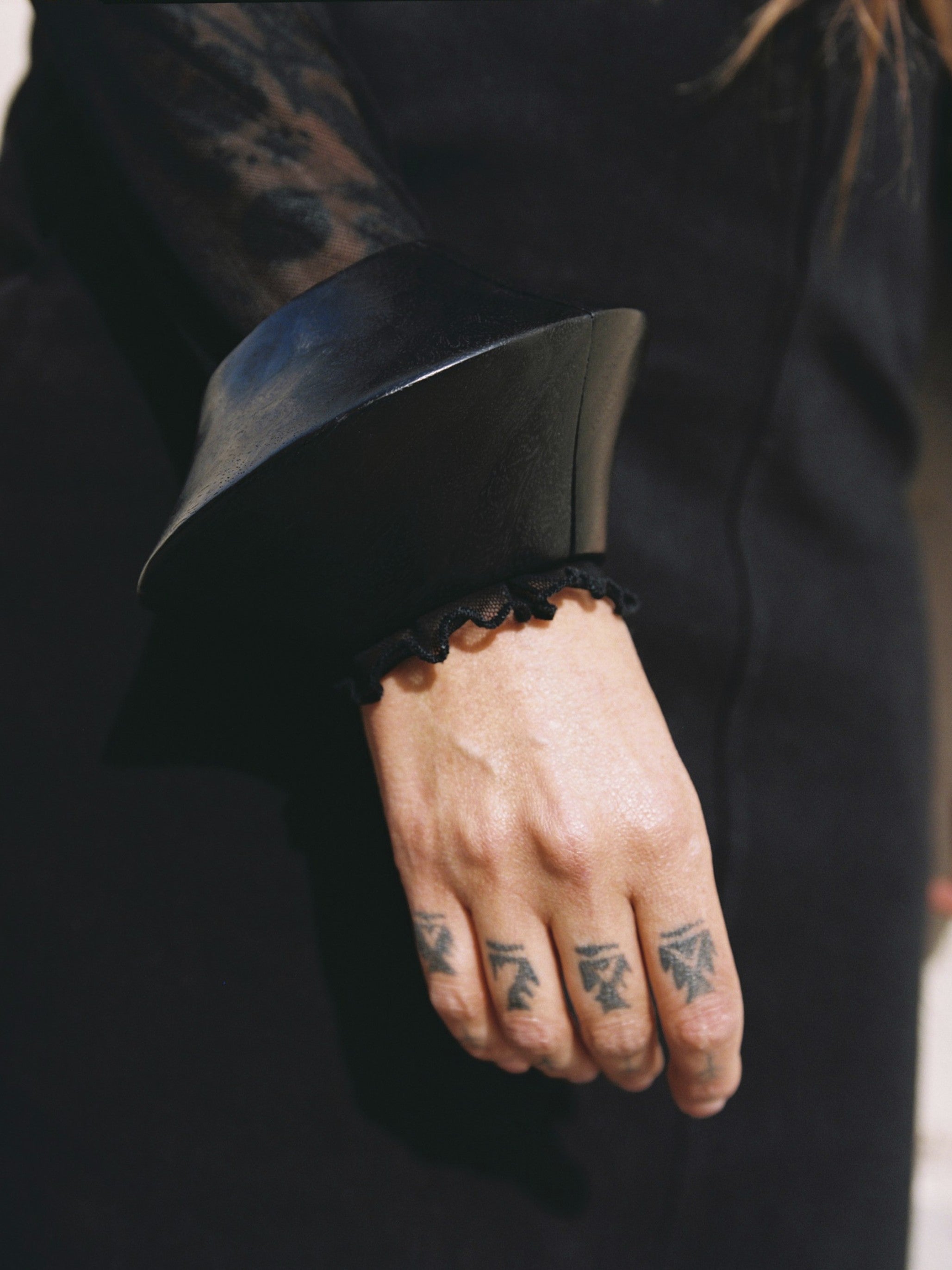 Daisy bracelet: black acacia