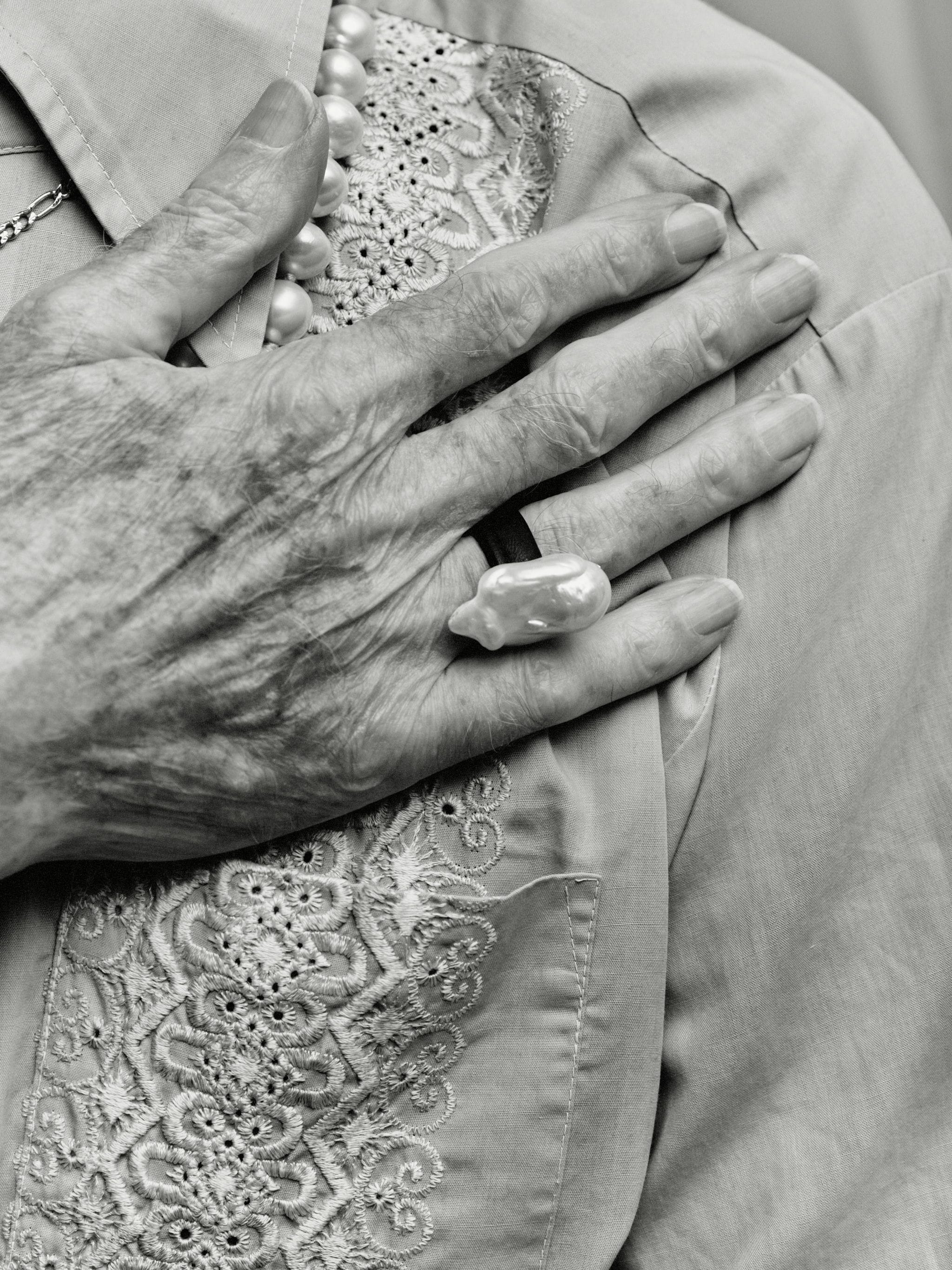 Lune ring: baroque pearl, leather