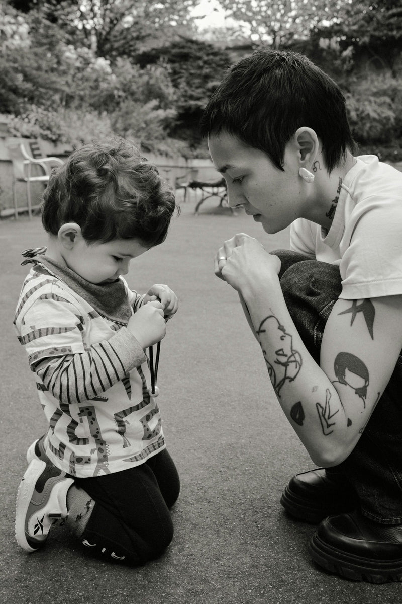 Cadre stud earrings: baroque pearl