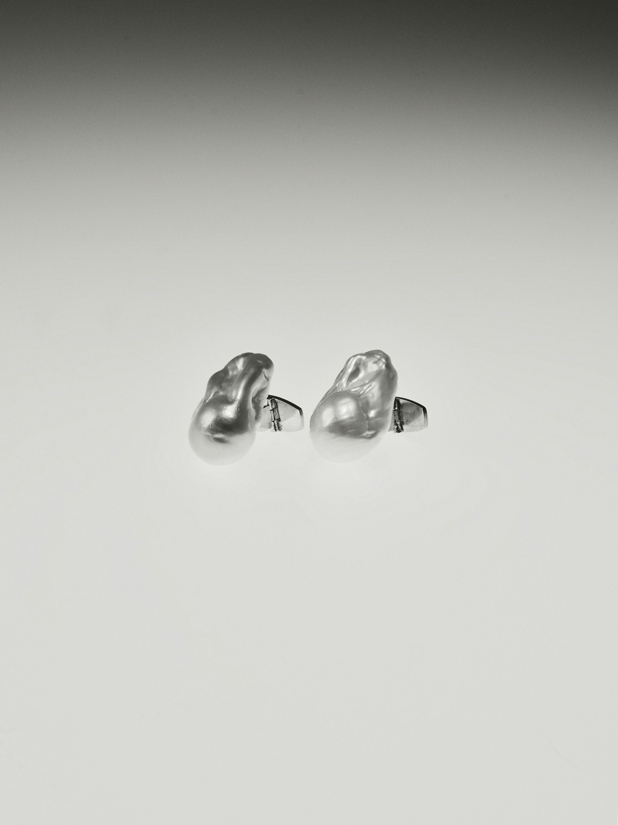 Dune cuff links: baroque pearl