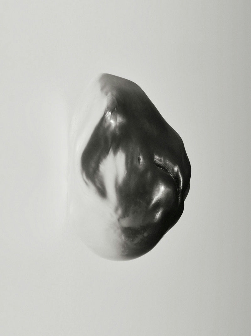 Cadre stud earrings: baroque pearl