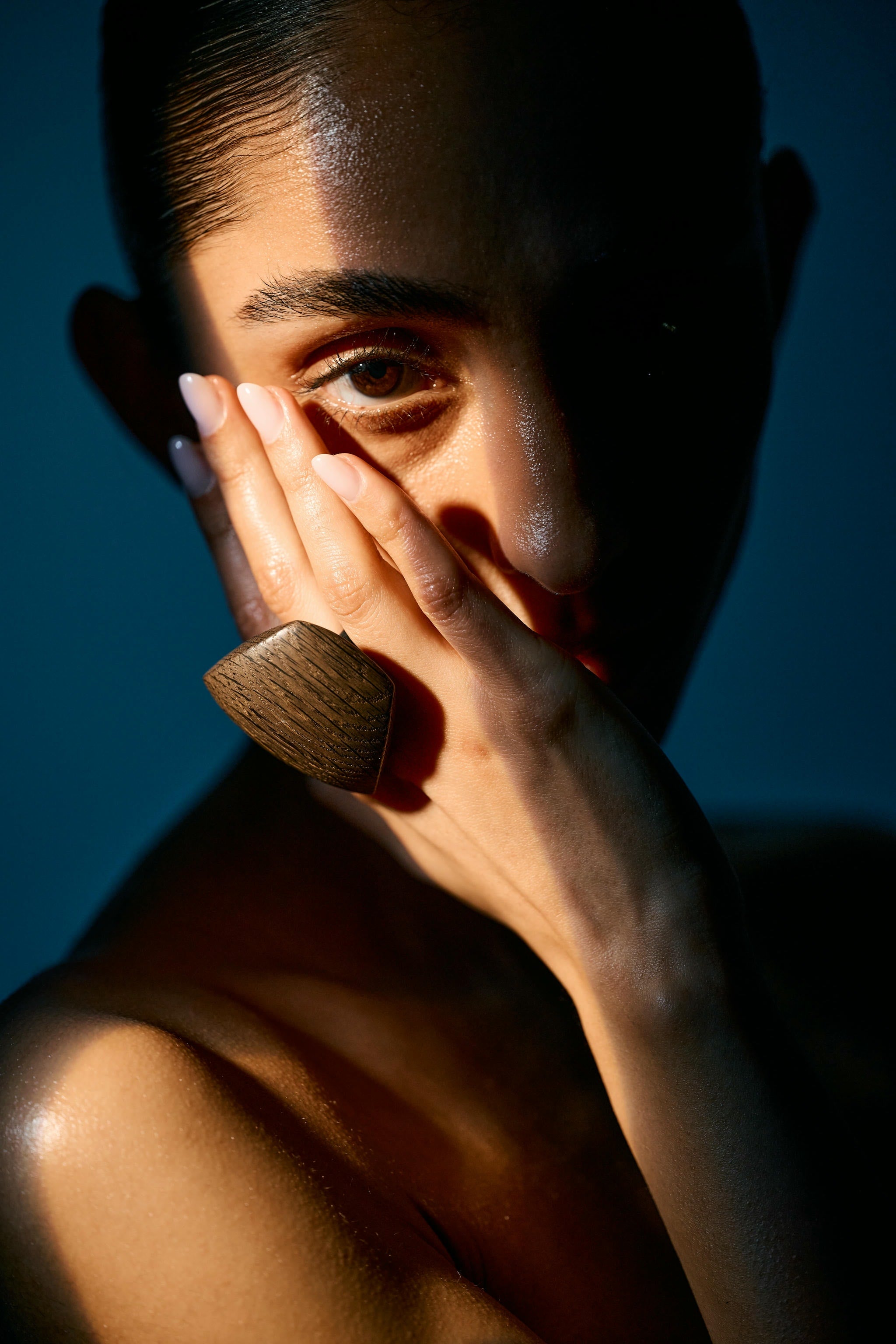 Oro ring: bog oak, leather