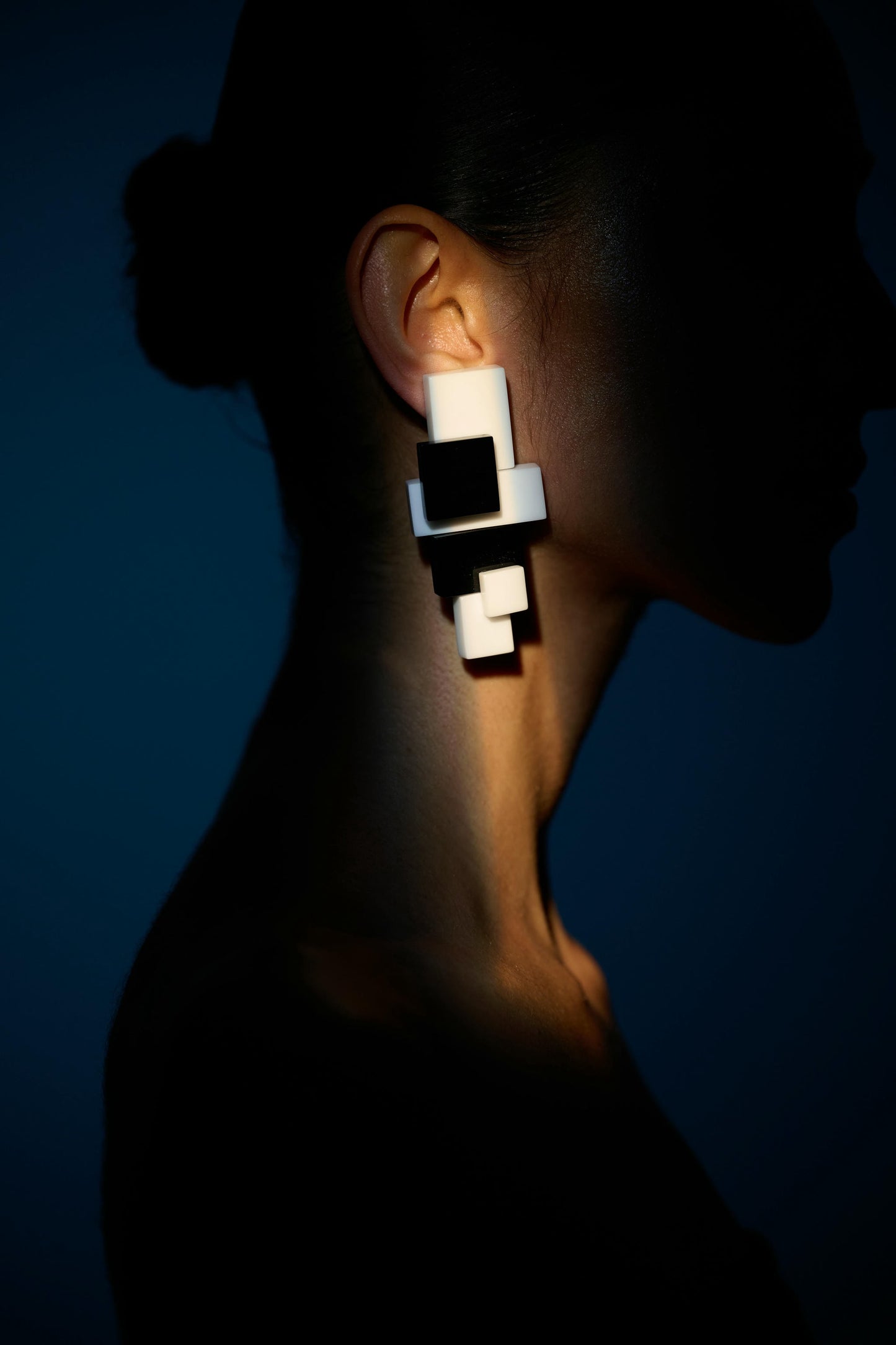 Elio earring: black/white acrylic