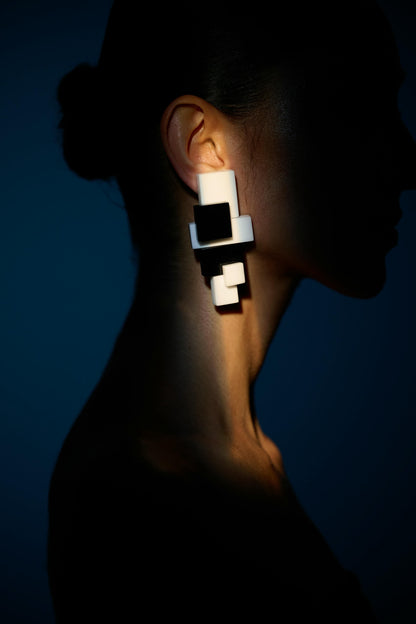 Elio earring: black/white acrylic