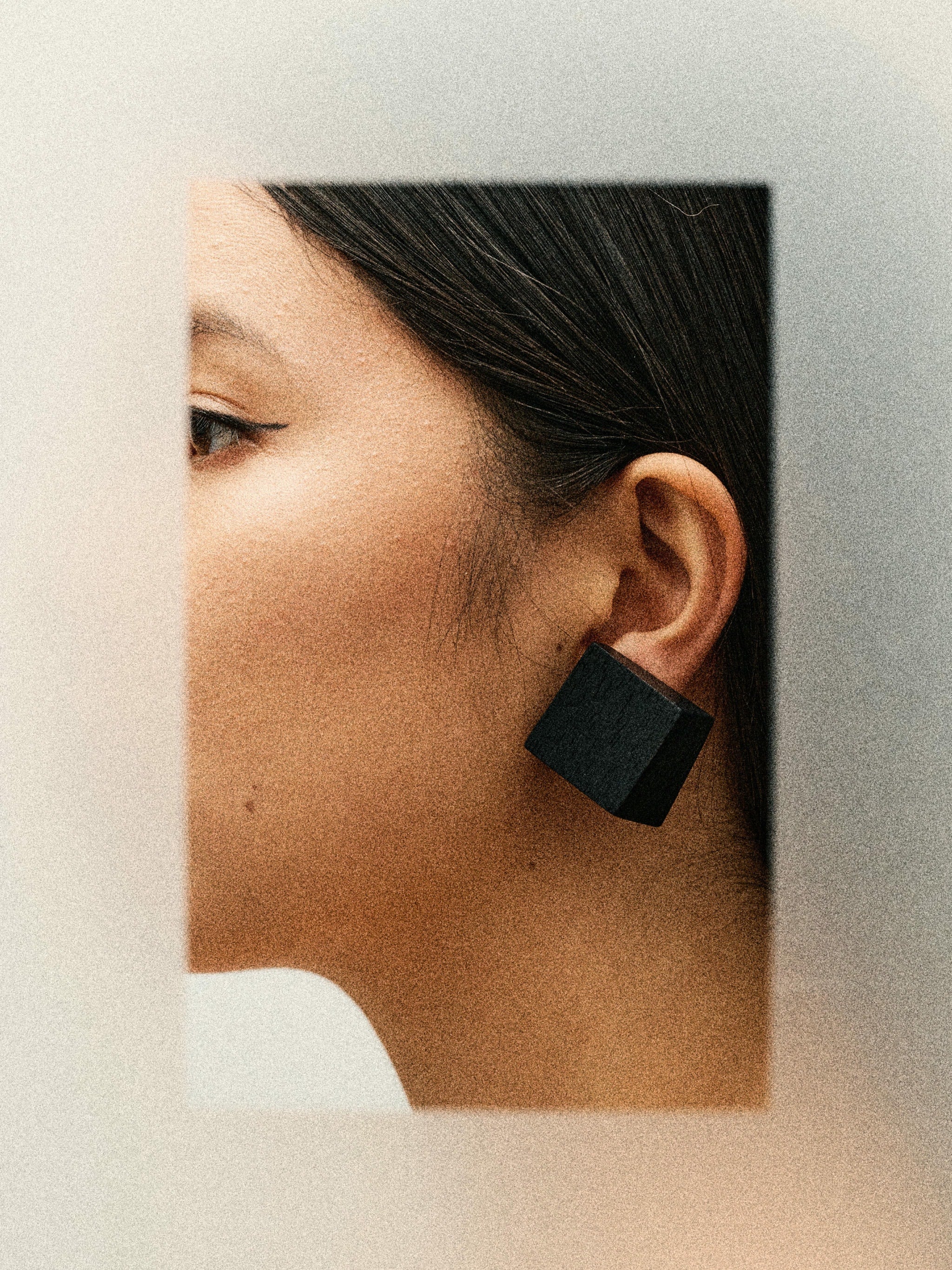 Venia earring: black acacia