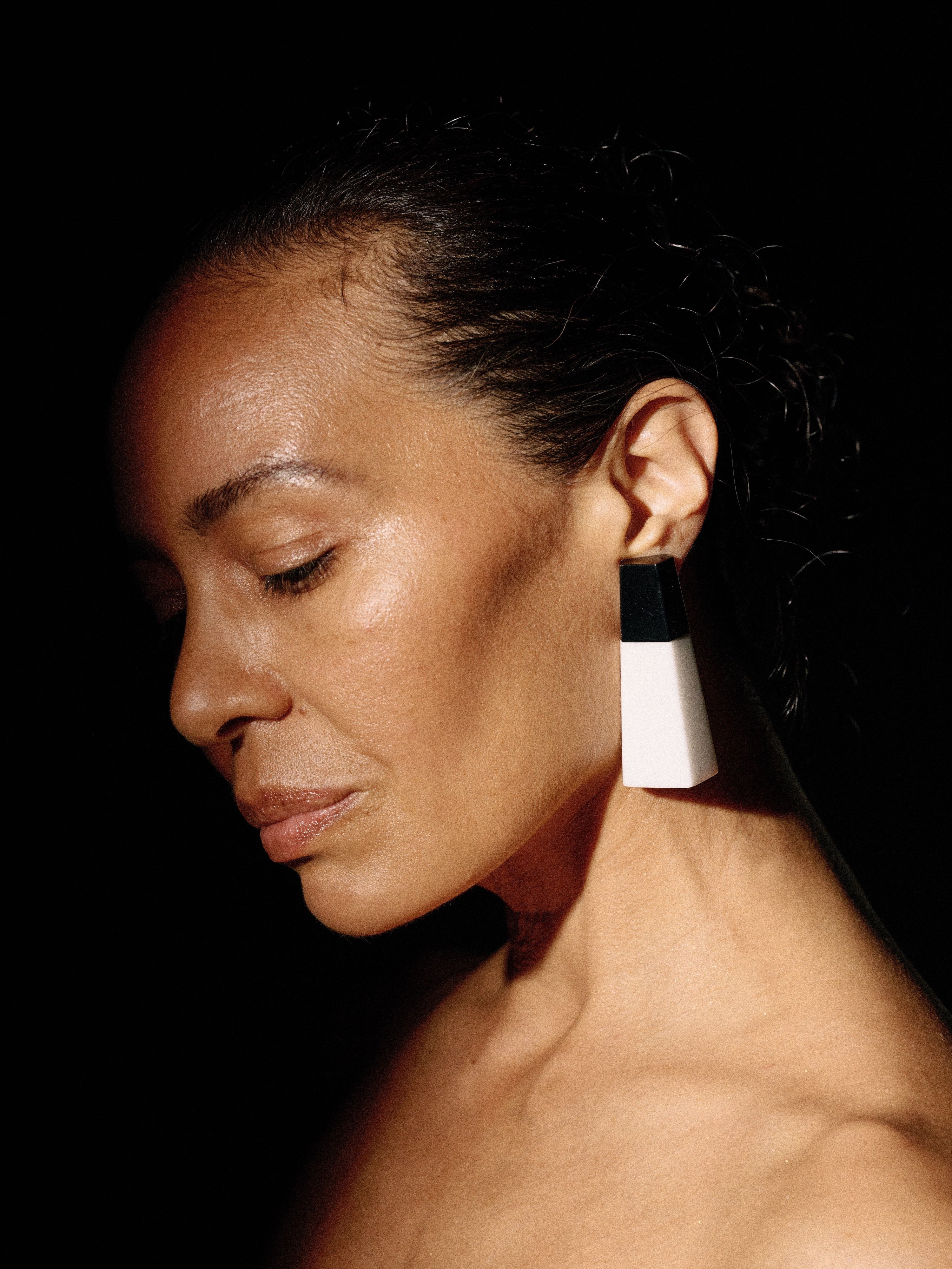 Sundra earrings: black/white greencast