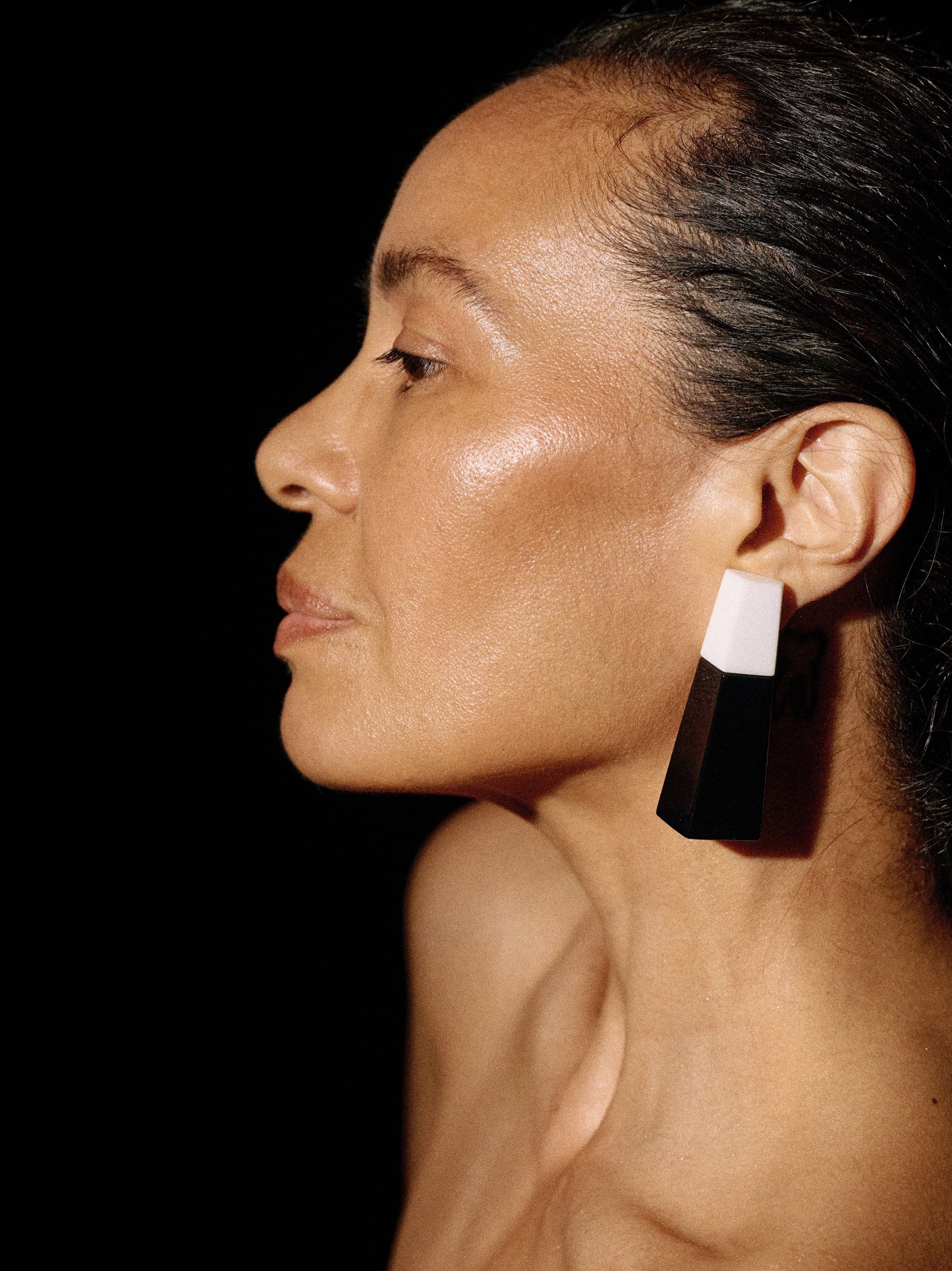 Seyka earrings: black/white greencast