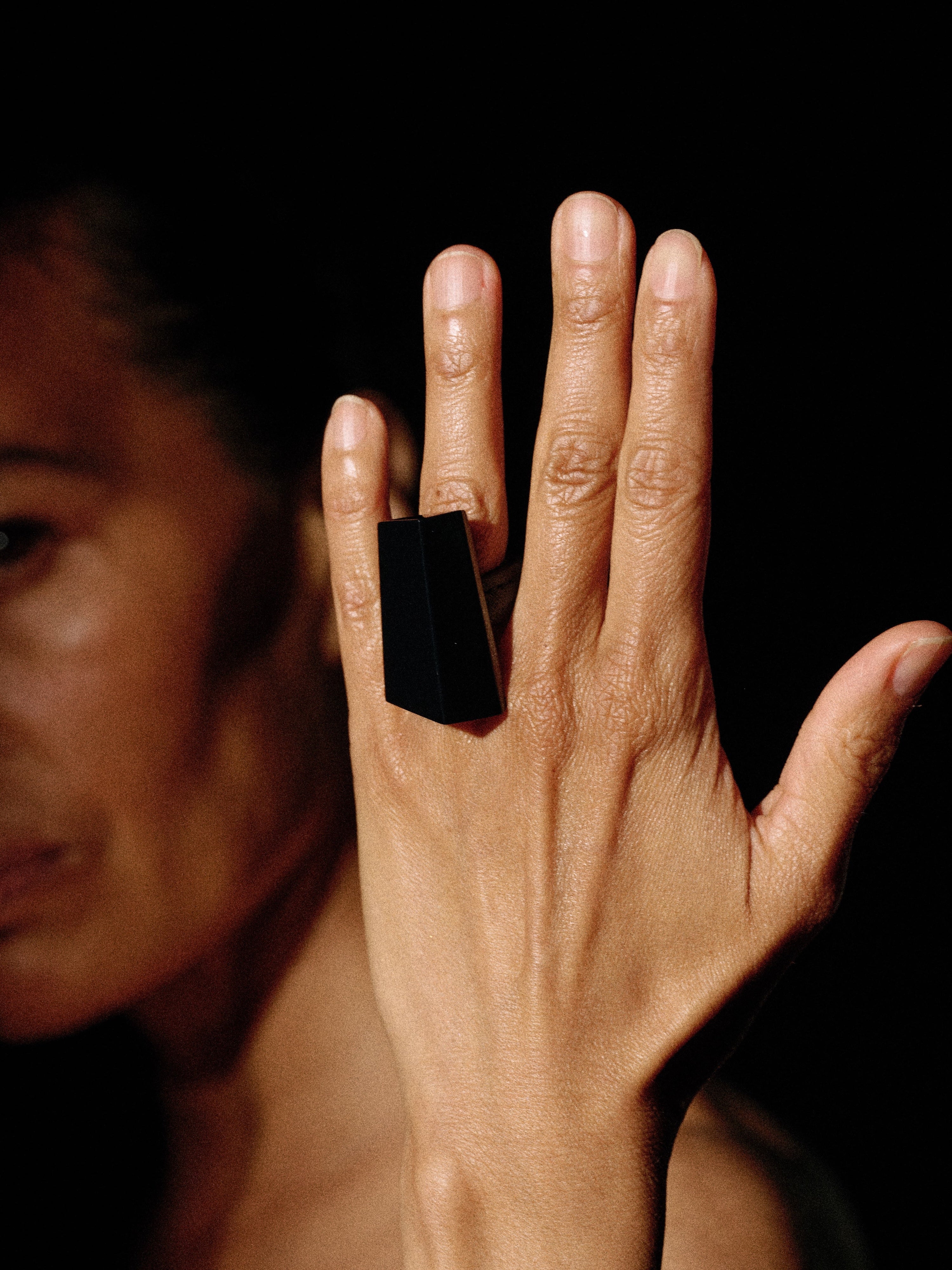 Syva ring: black greencast