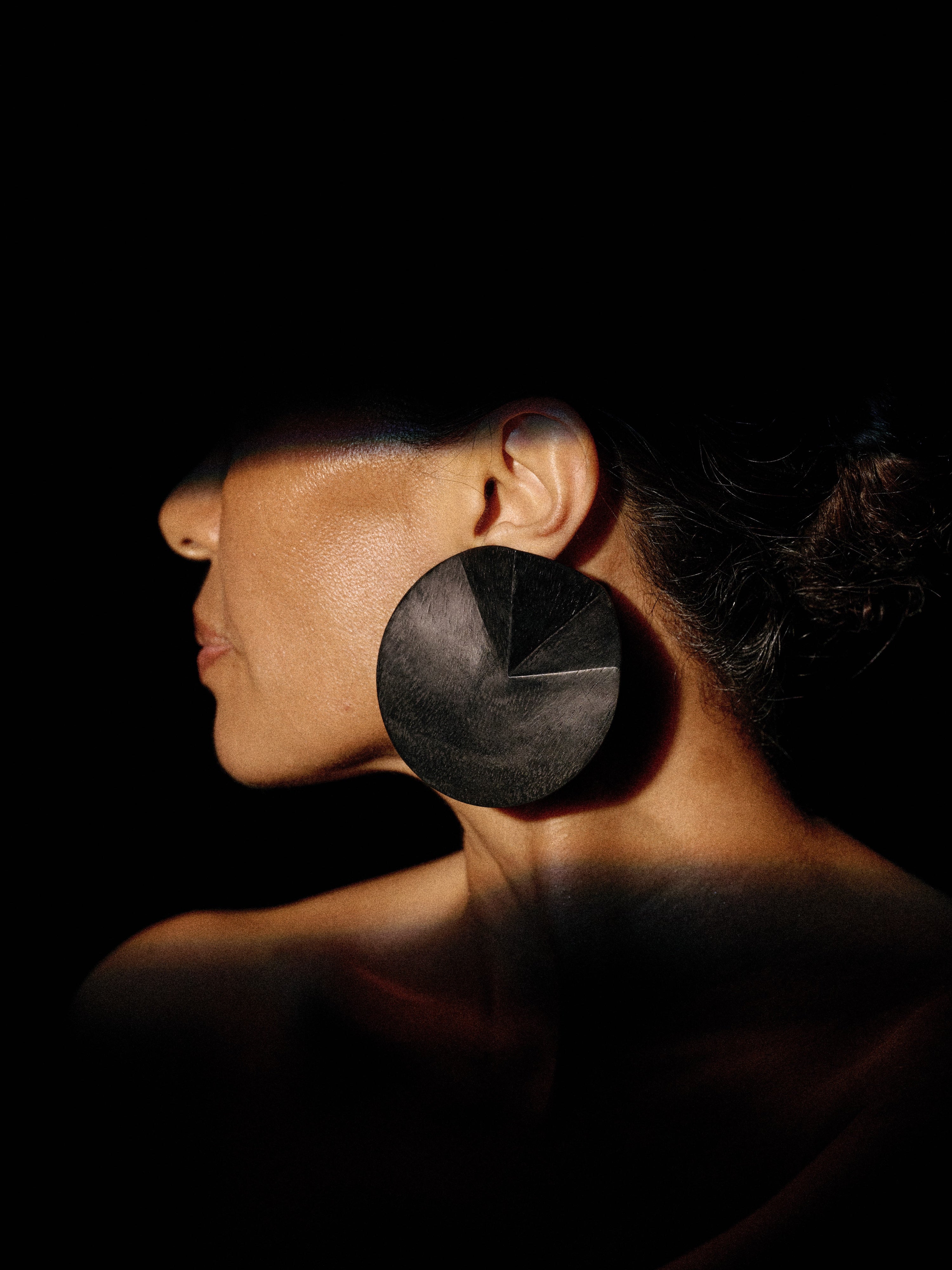Nomi earrings: black acacia