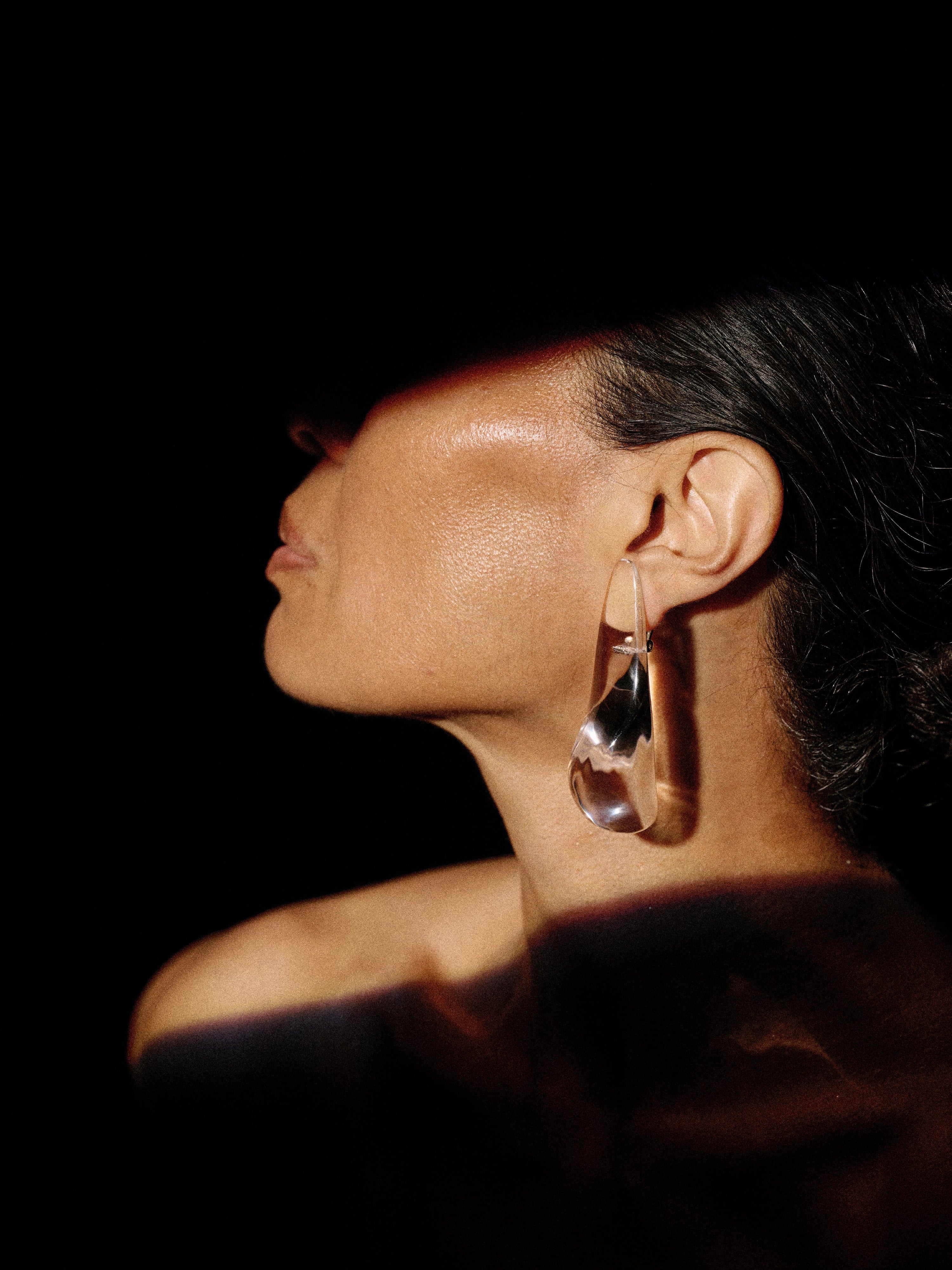 Naysia earrings: clear greencast