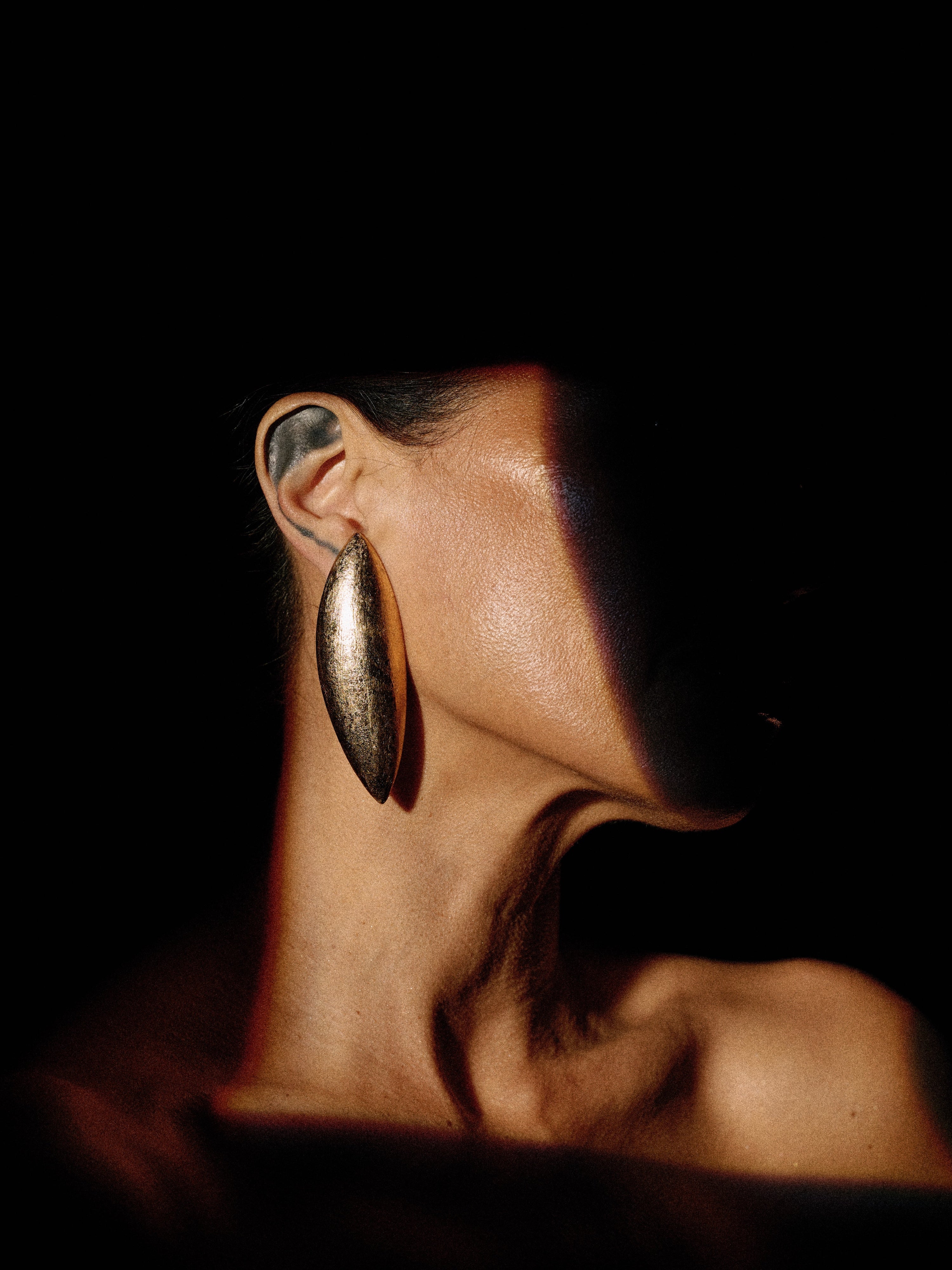 Nimara earrings: goldfoil, acacia