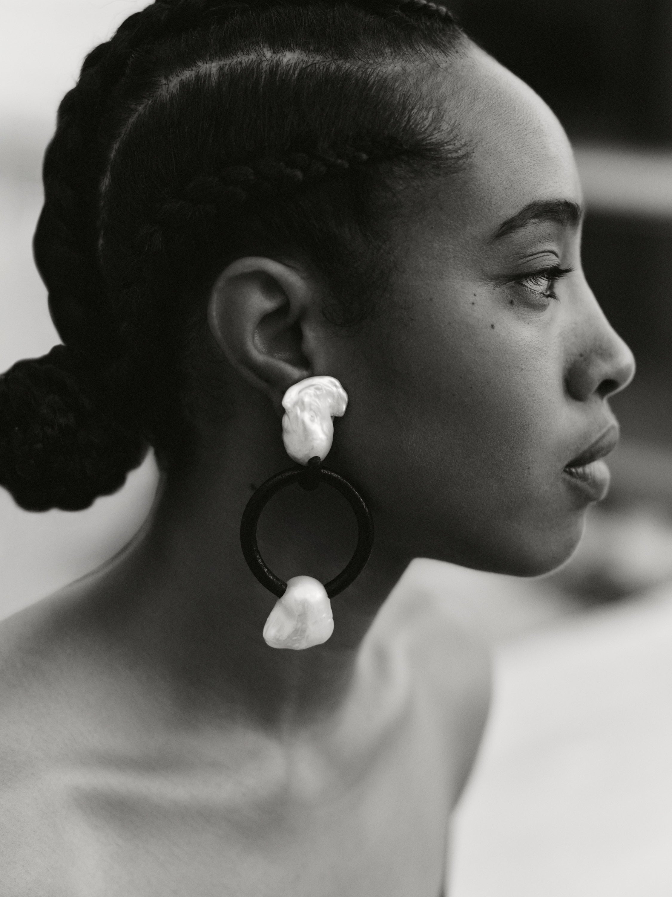 Roche earrings: baroque pearls, leather hoop