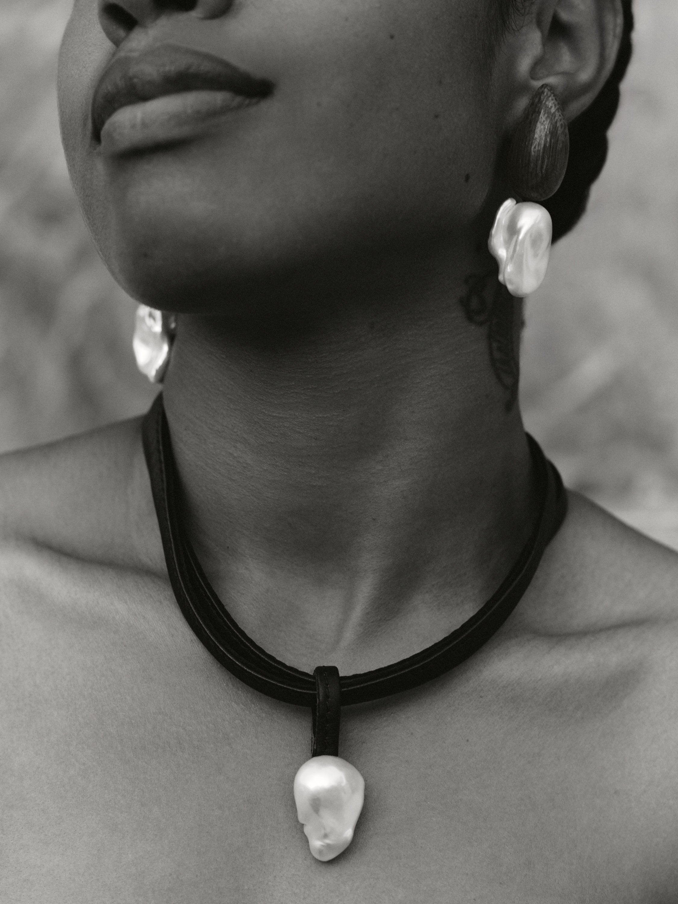 Charbon necklace: leather, baroque pearl – Monies