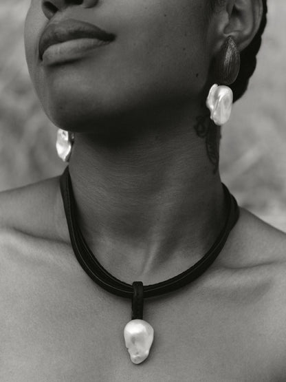 Charbon necklace: leather, baroque pearl