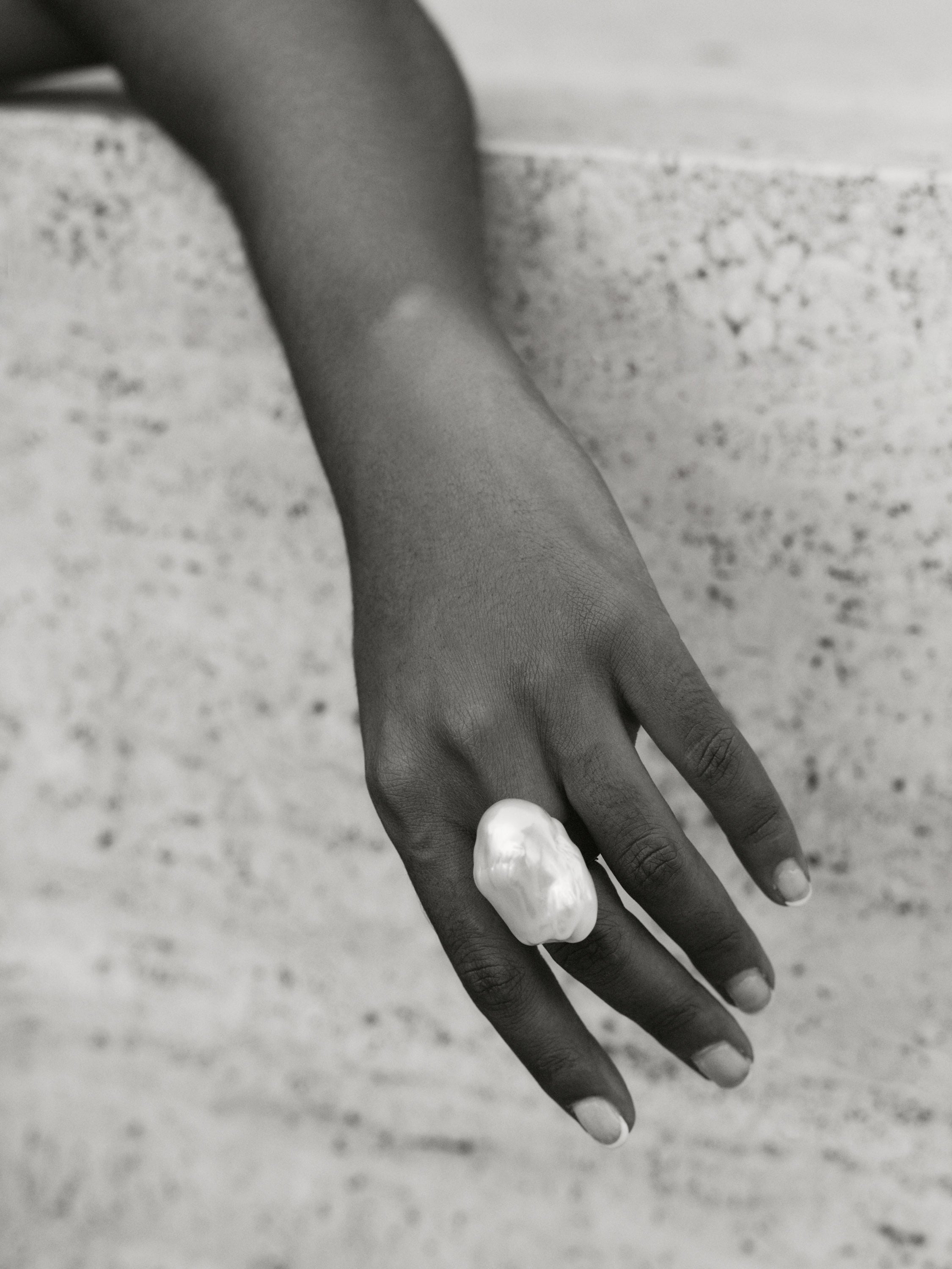 Lune ring: baroque pearl, leather