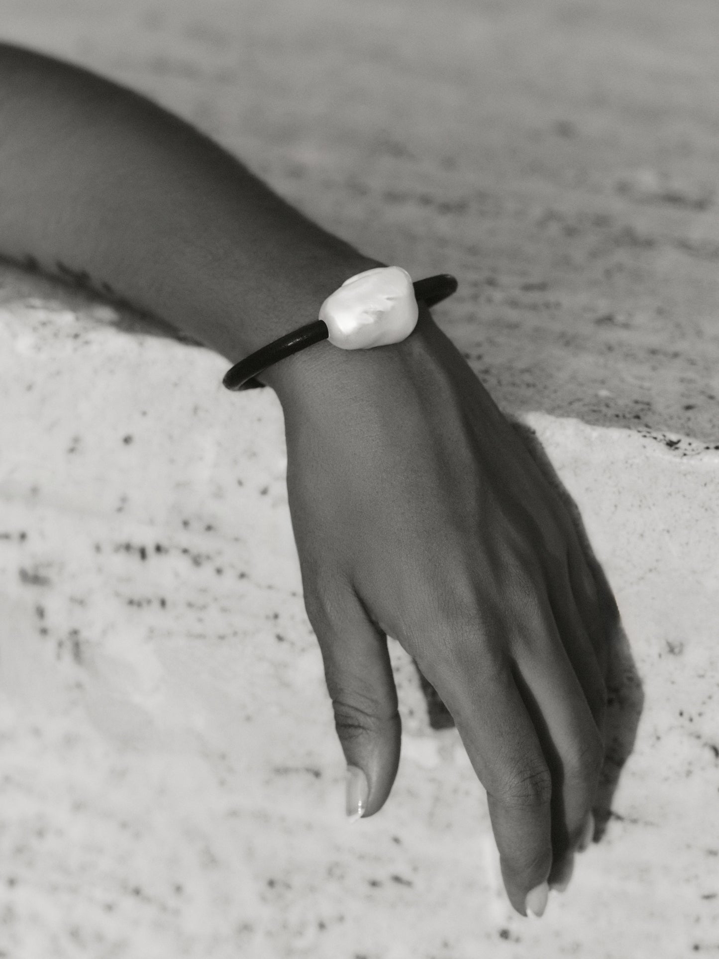 Grève bracelet: baroque pearl, bog oak lock