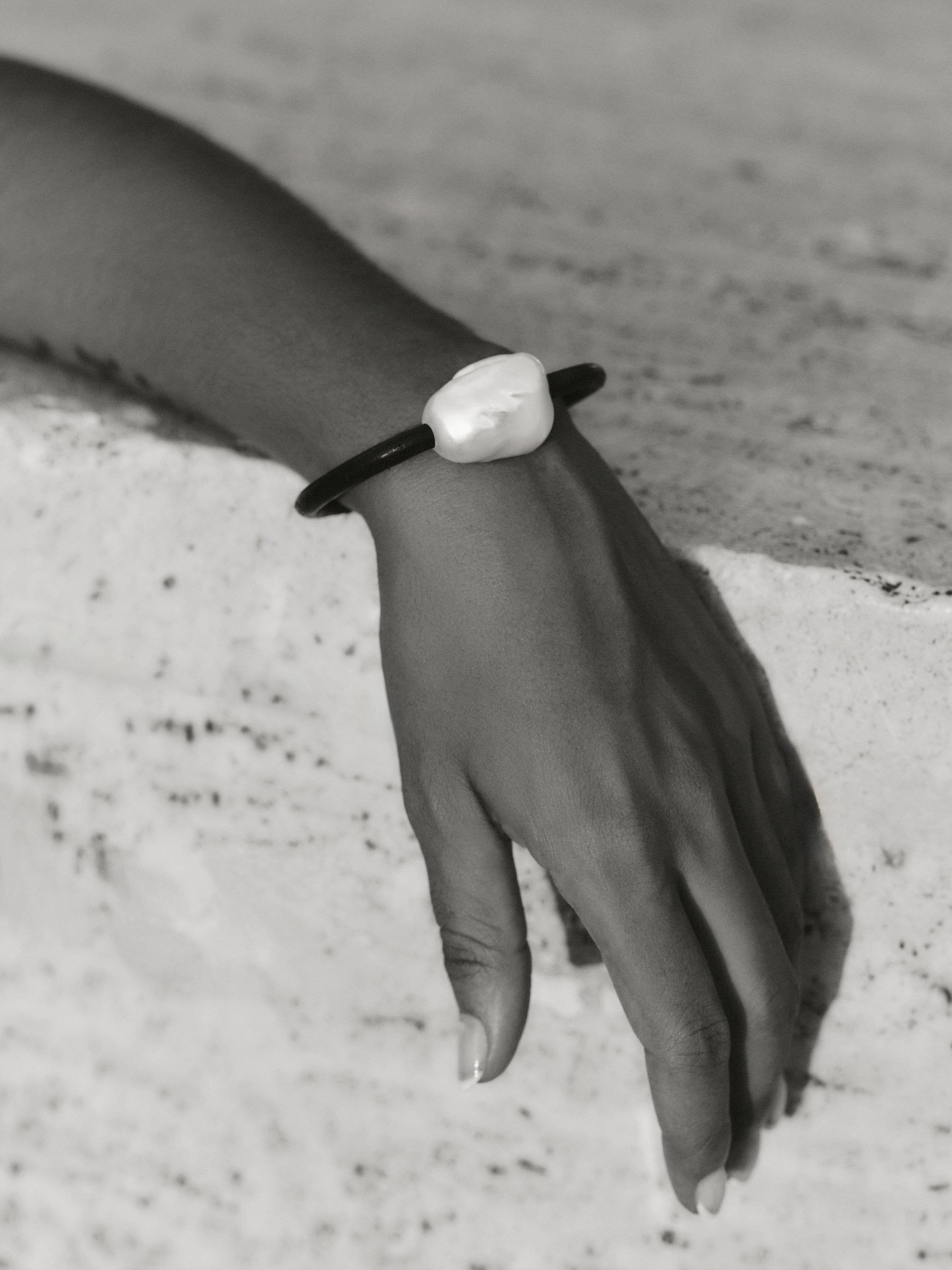 Grève bracelet: baroque pearl, bog oak lock