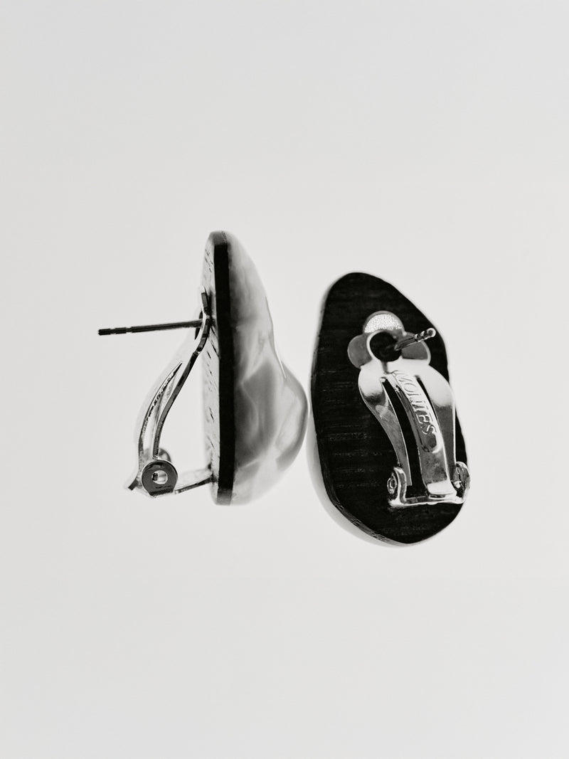 Ombrelle stud earrings: baroque pearl, bog oak