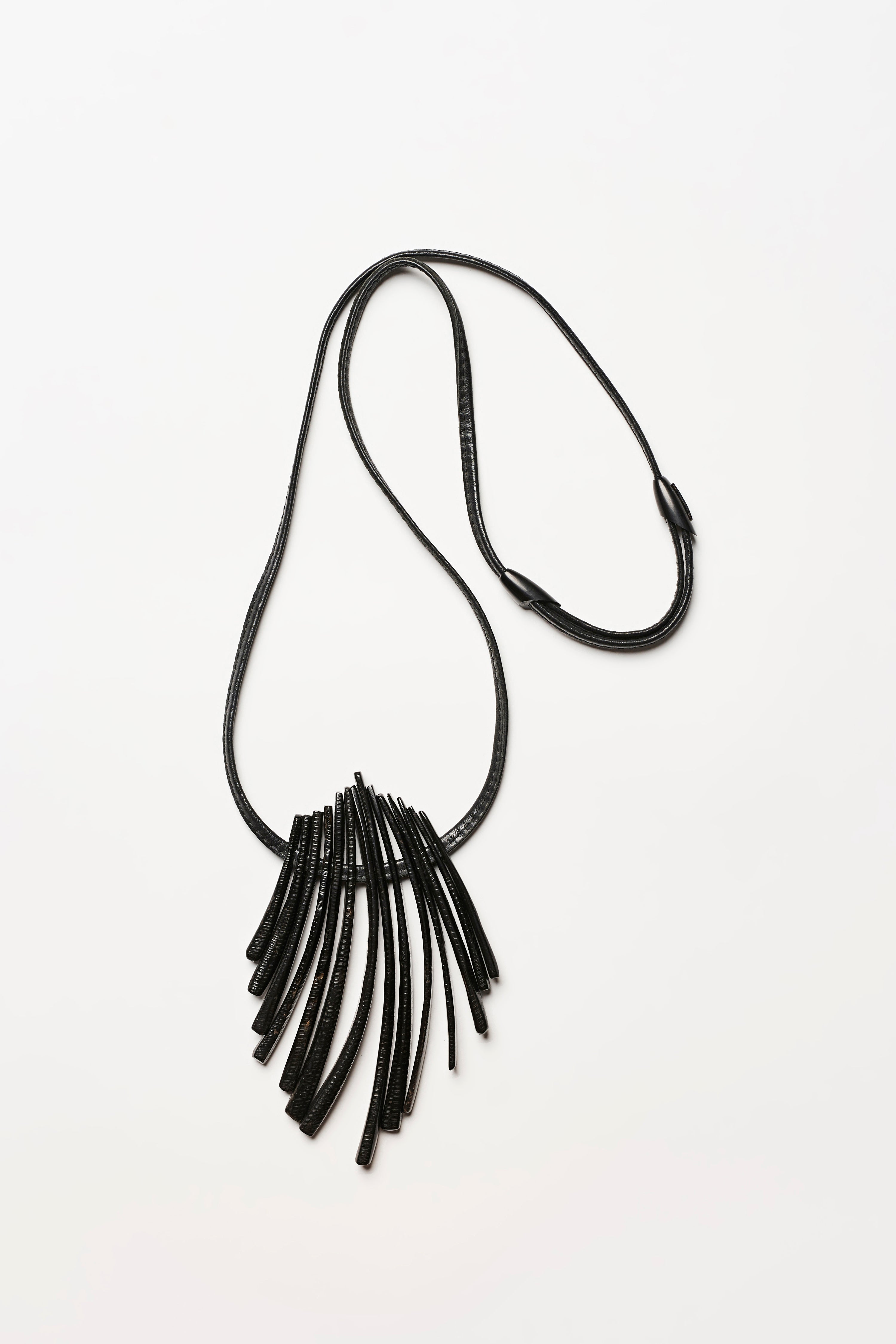 Nicole pendant: horn, leather