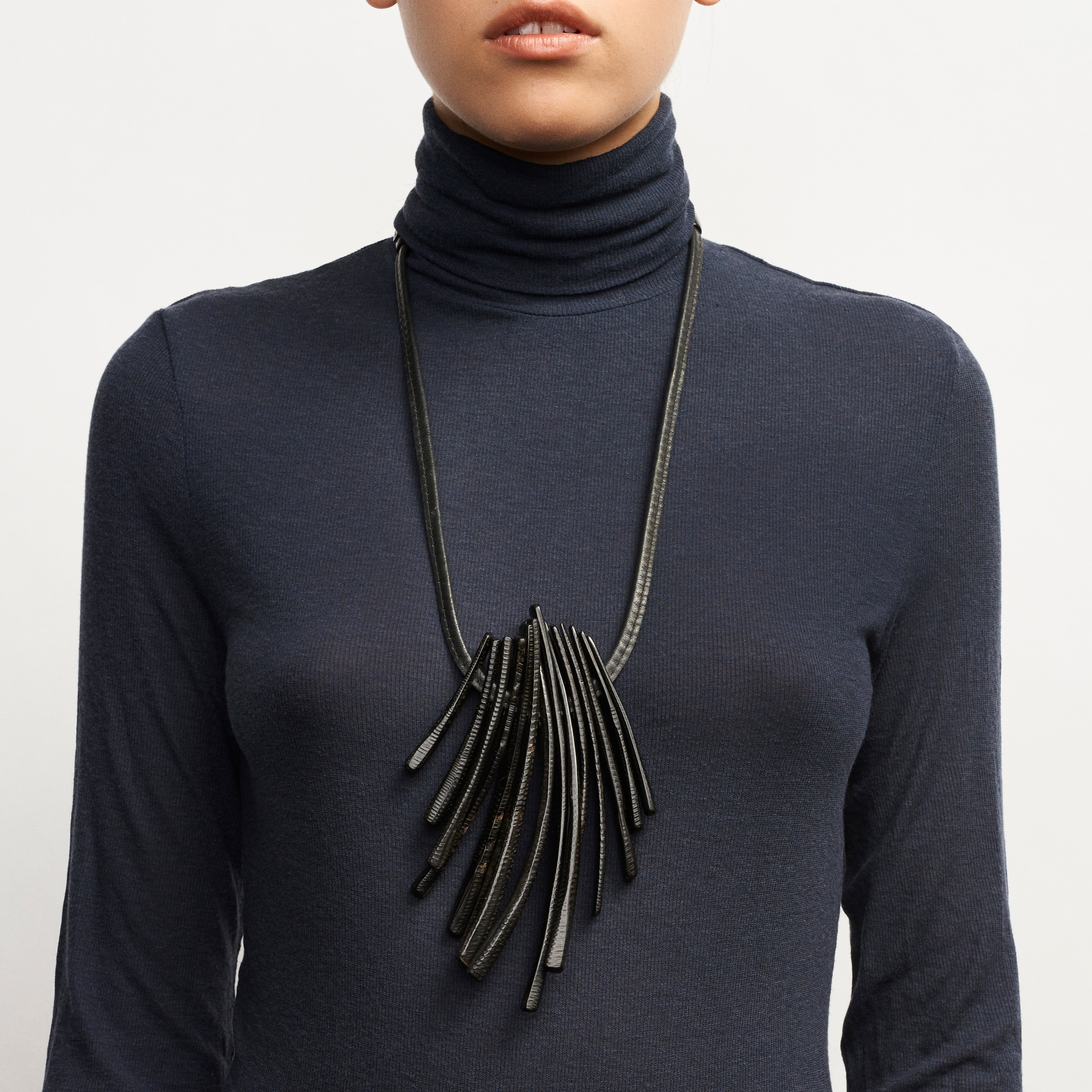 Nicole pendant: horn, leather