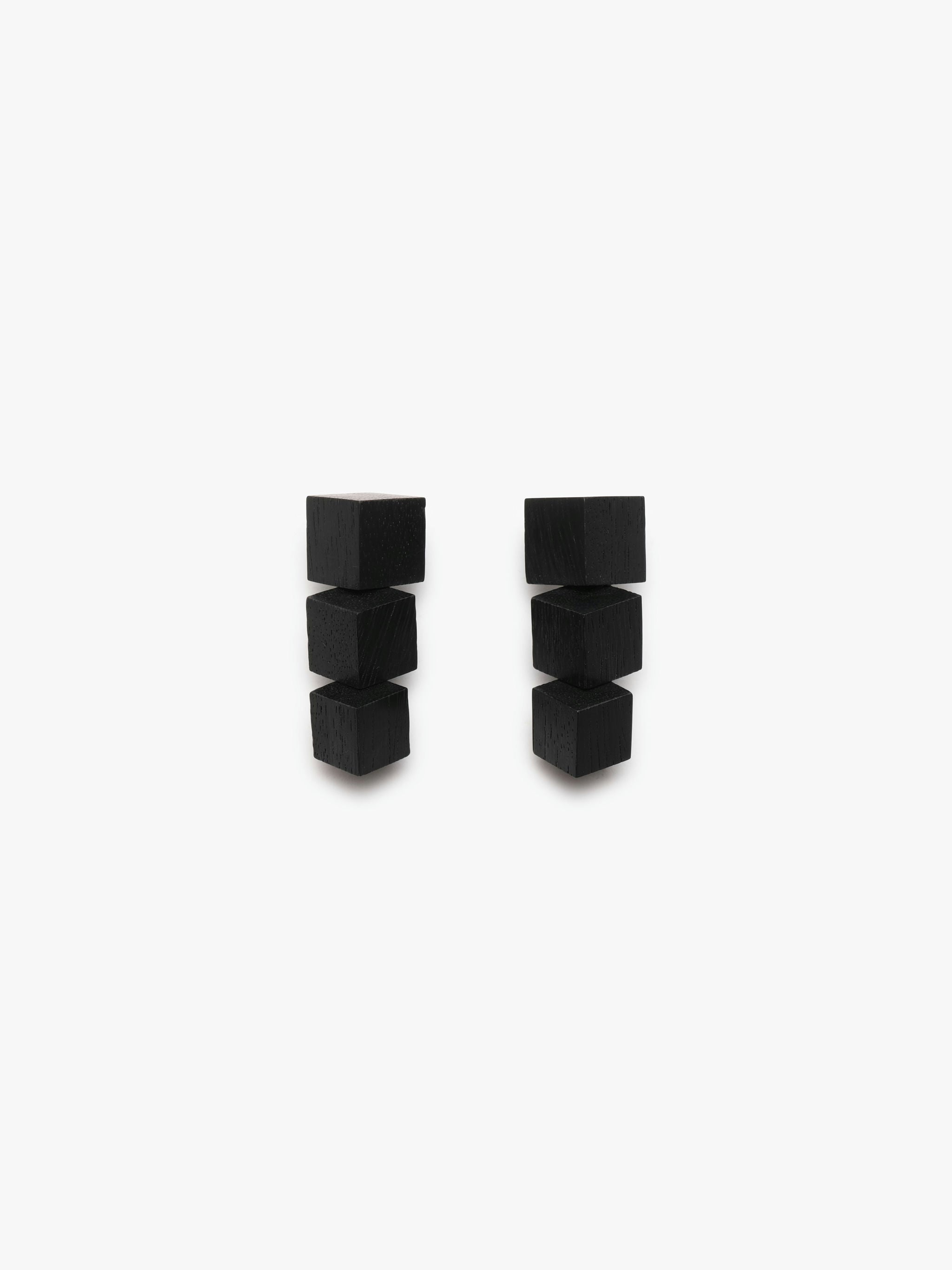 Ignis earring: black acacia