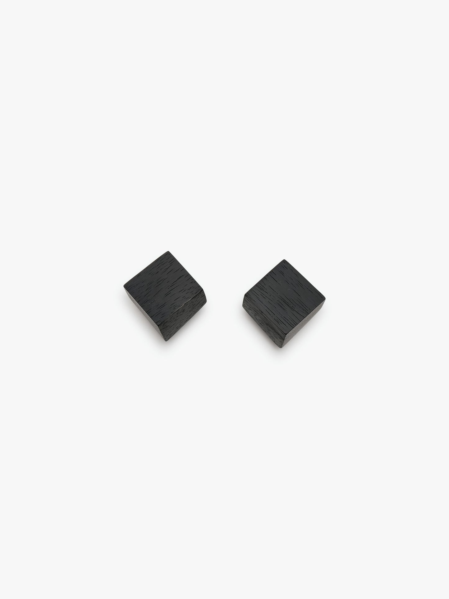 Venia earring: black acacia