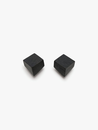 Venia earring: black acacia