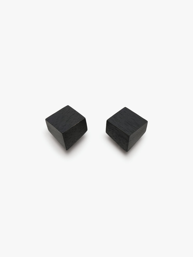 Venia earring: black acacia