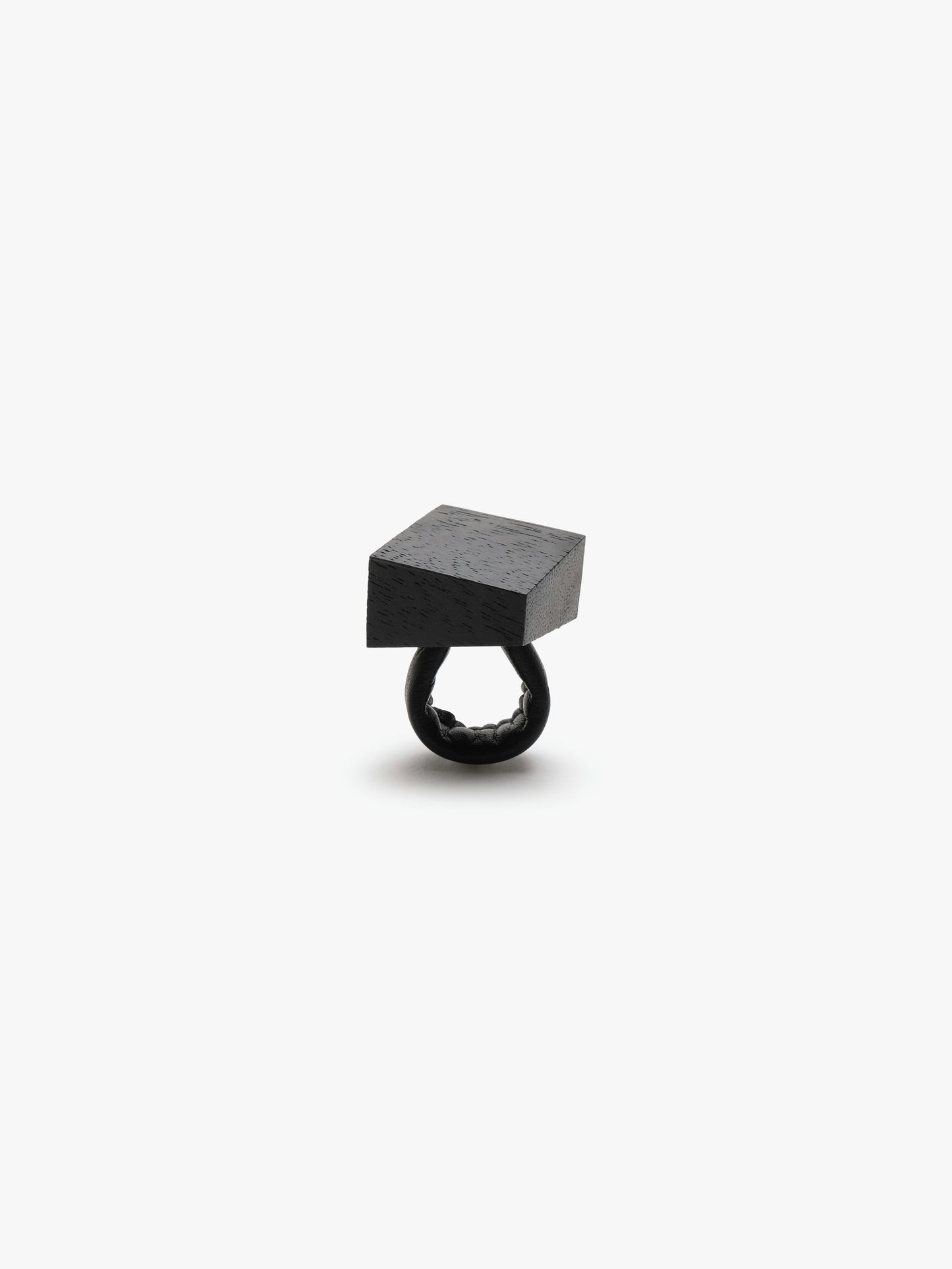 Cinis ring: black acacia