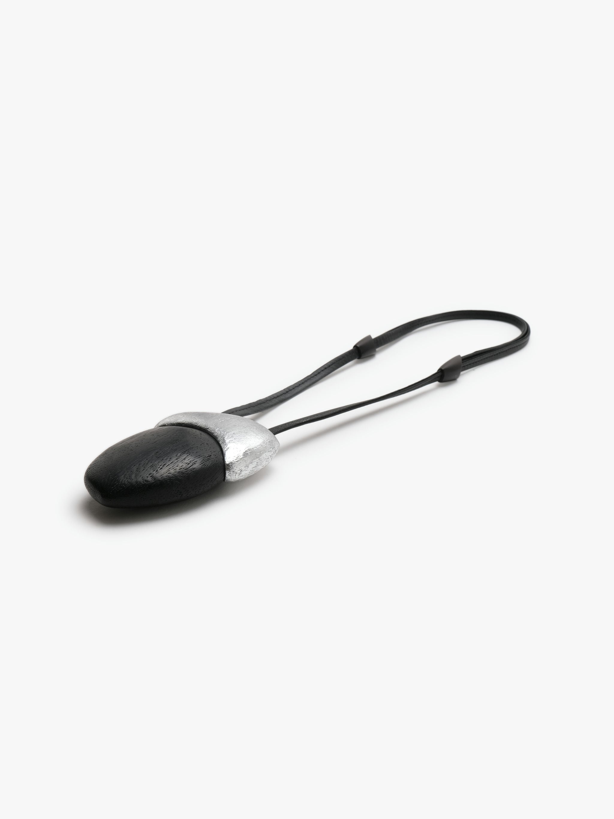 Aurena pendant: silverfoil, acacia