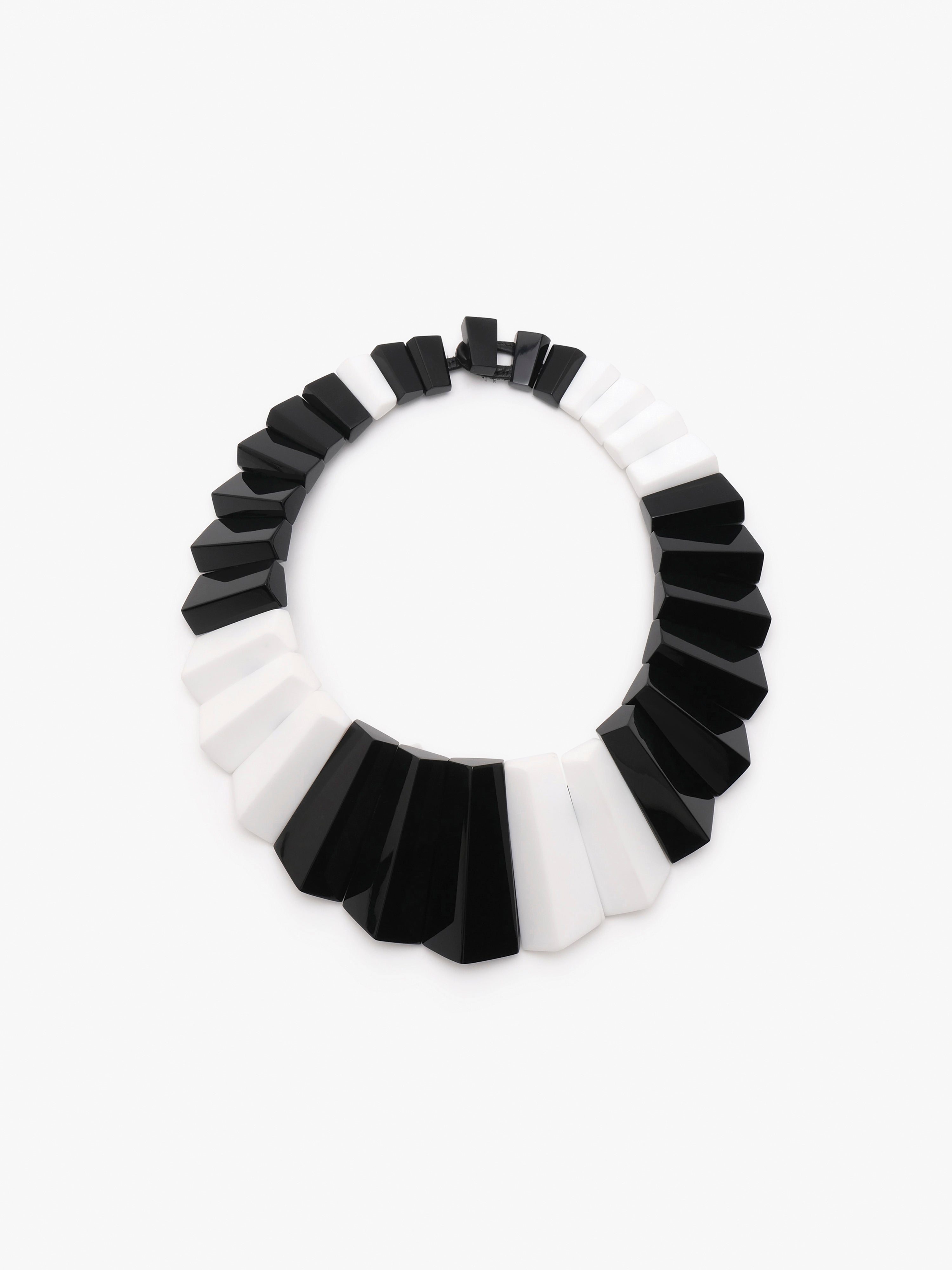 Sirocco necklace: black/white greencast