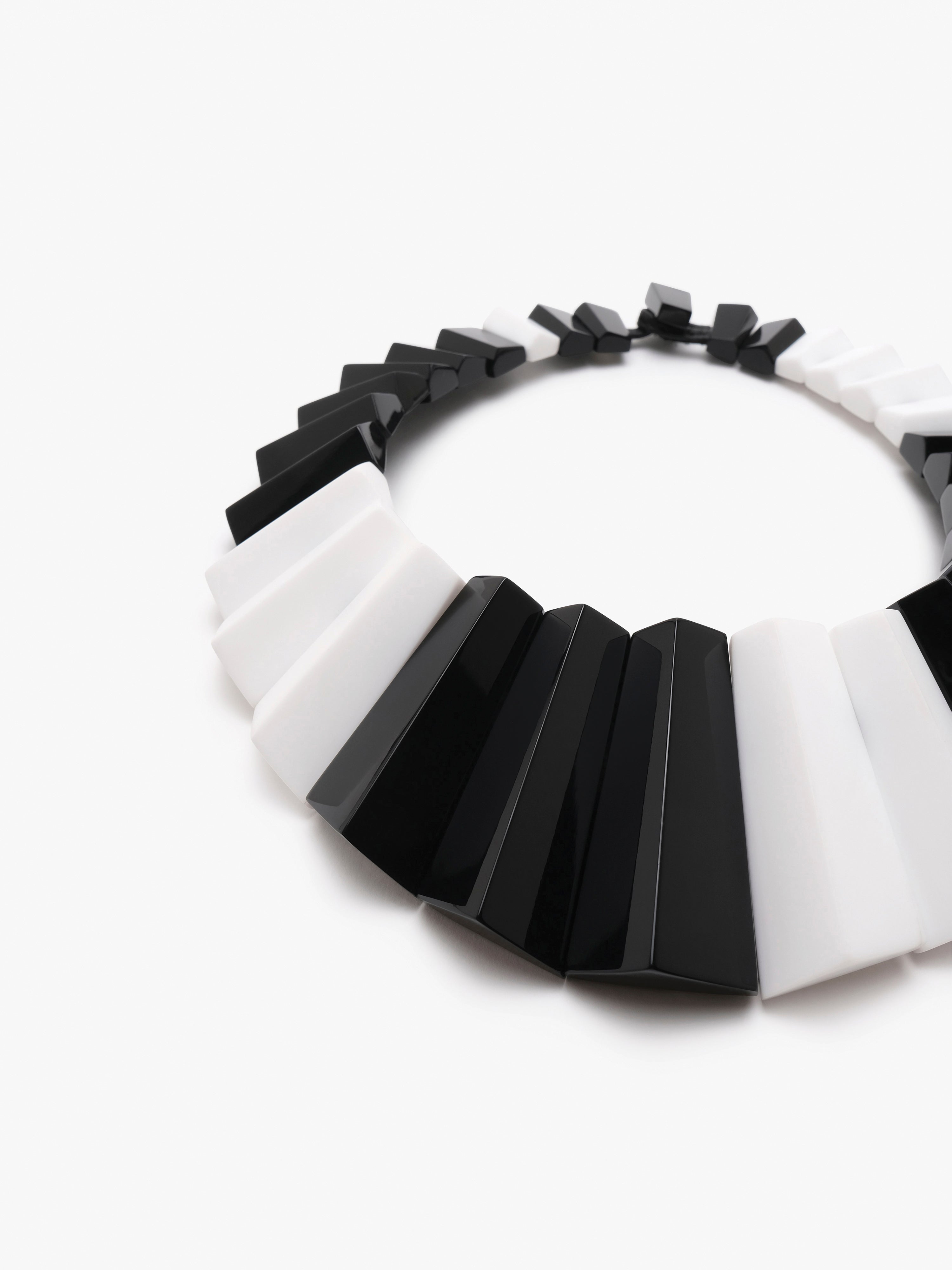 Sirocco necklace: black/white greencast