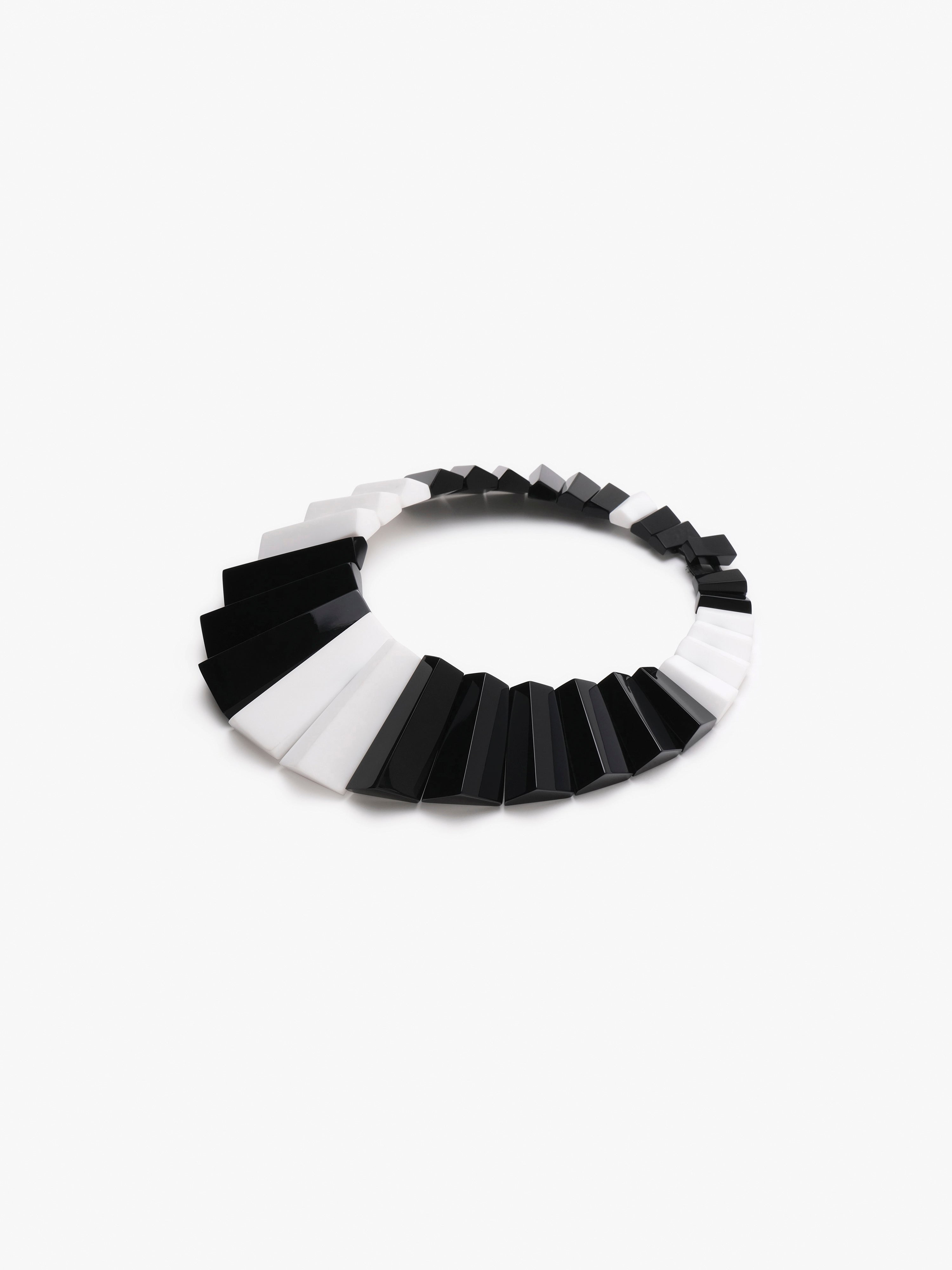 Sirocco necklace: black/white greencast