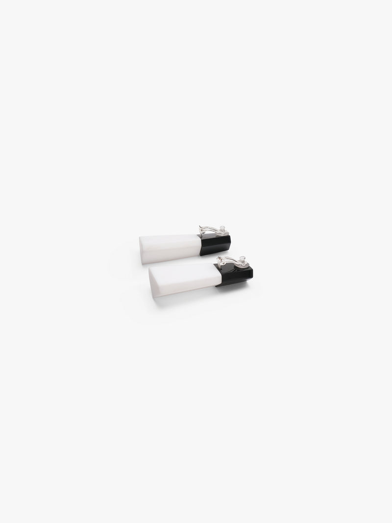 Sundra earrings: black/white greencast