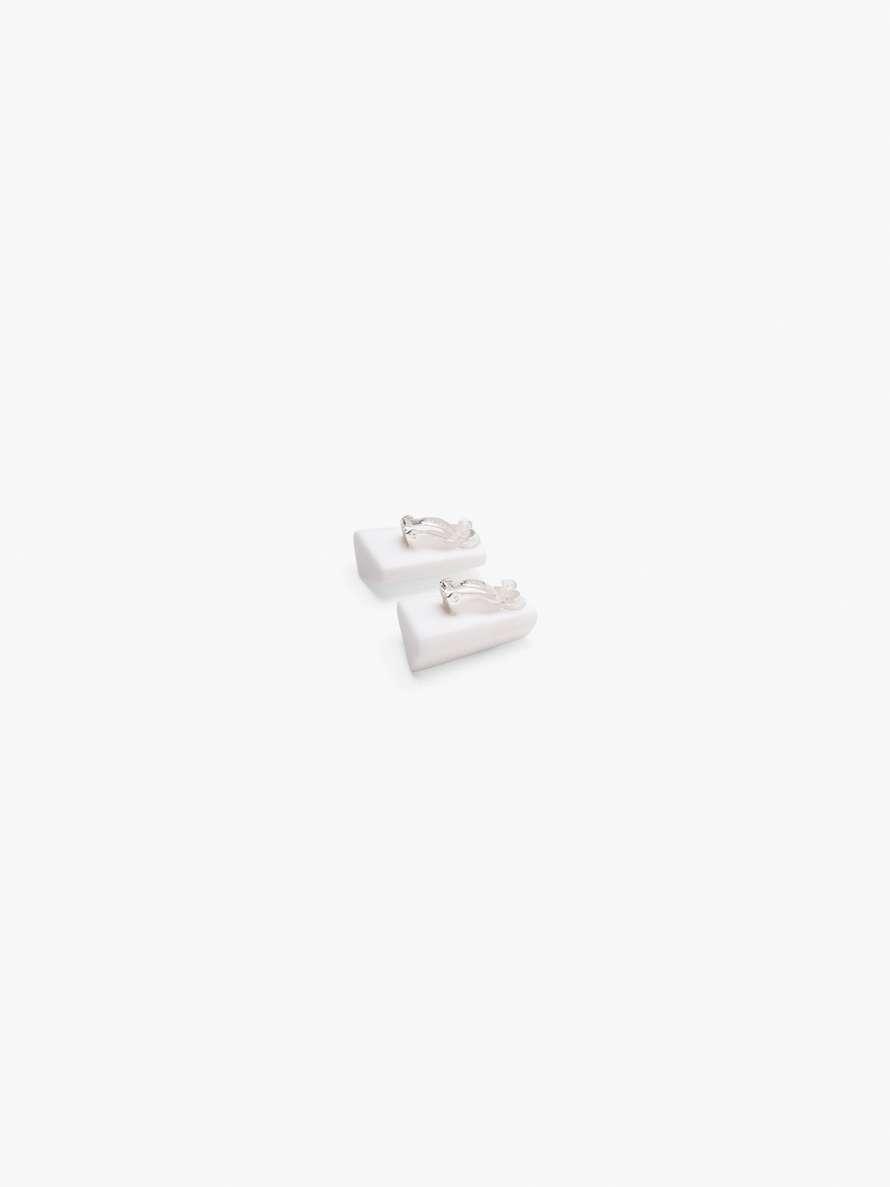 Savana earrings: white greencast
