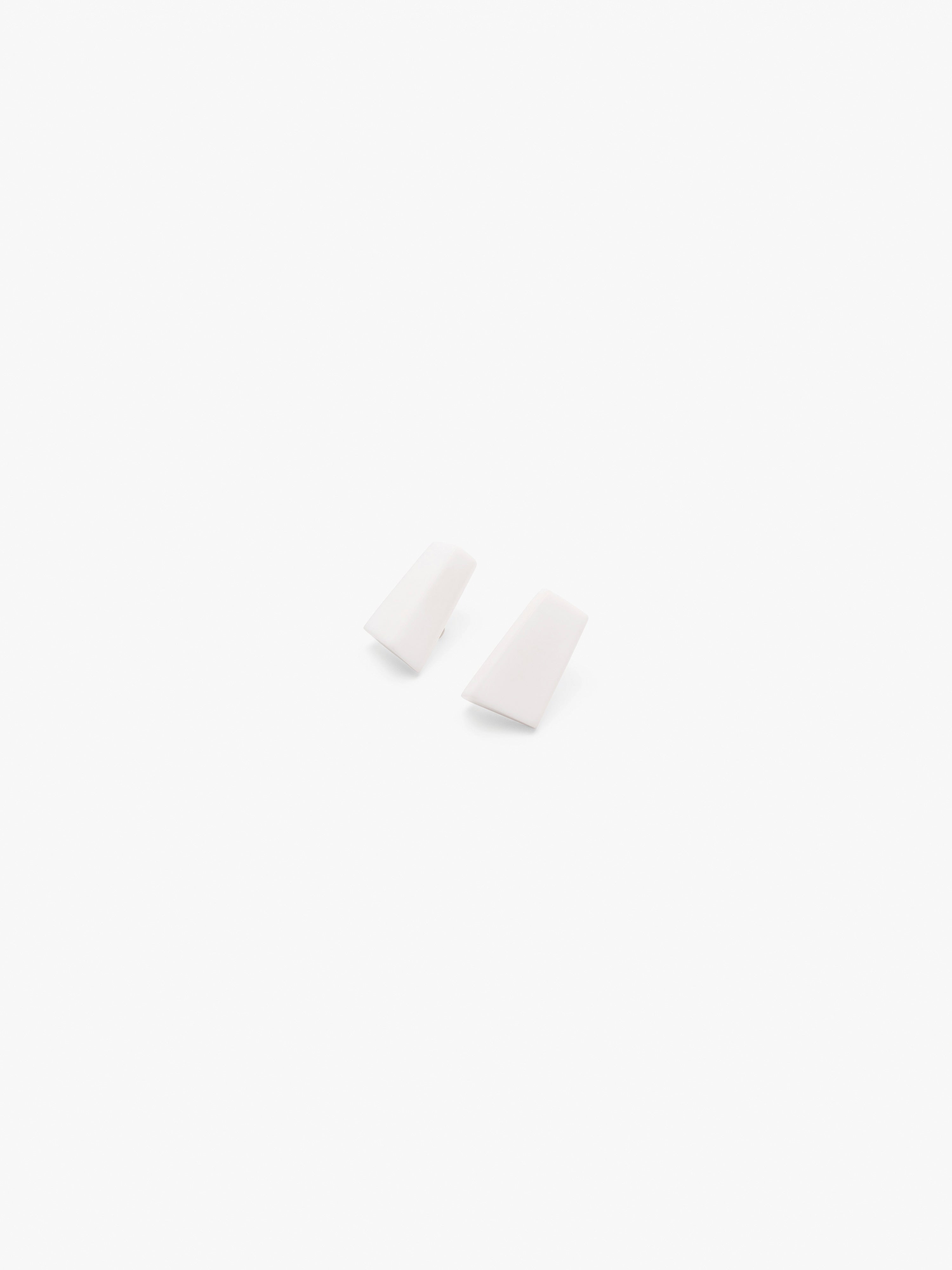 Savana earrings: white greencast