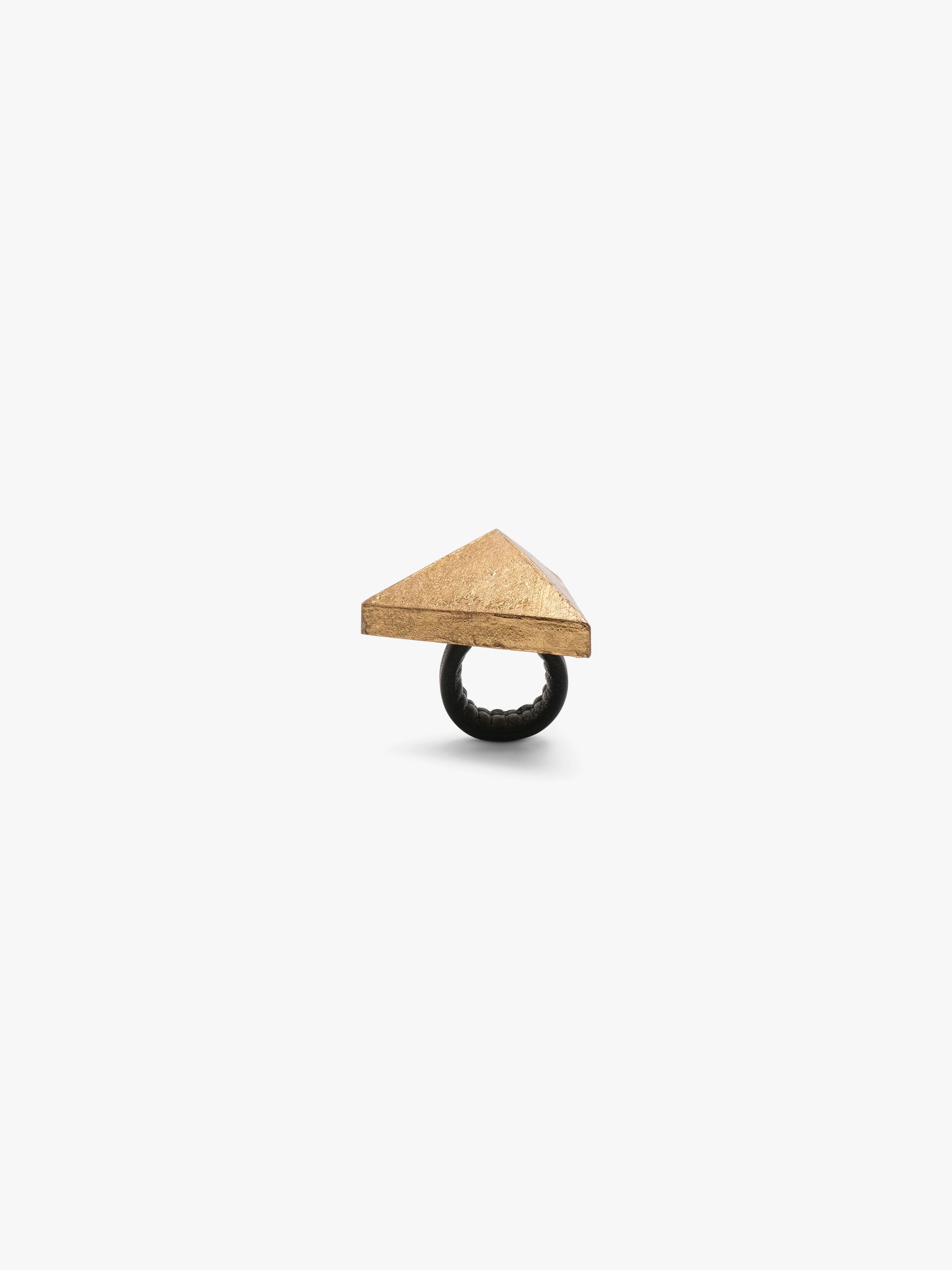 Gemira ring: acacia, leather, goldfoil