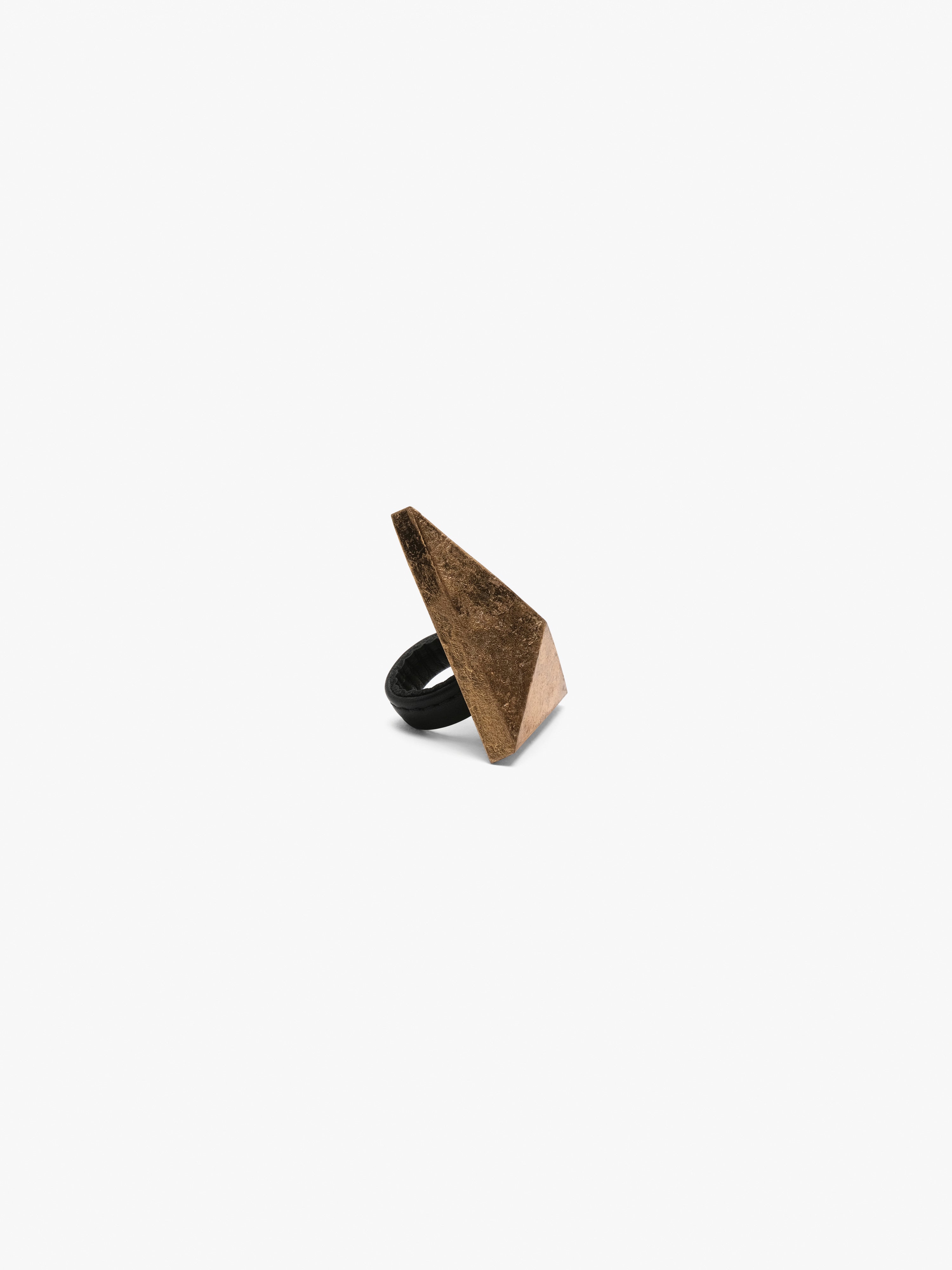 Gemira ring: acacia, leather, goldfoil