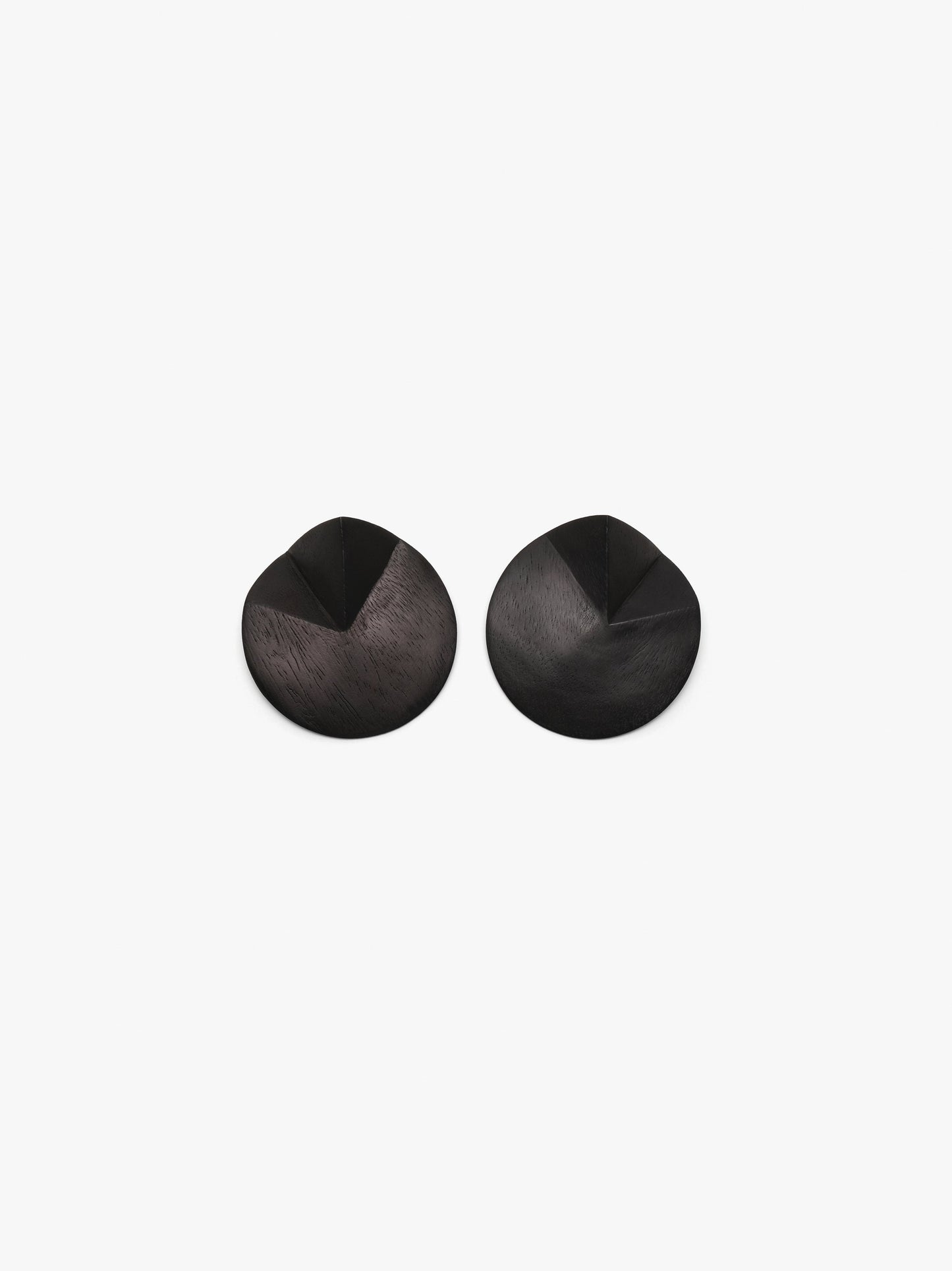 Nomi earrings: black acacia