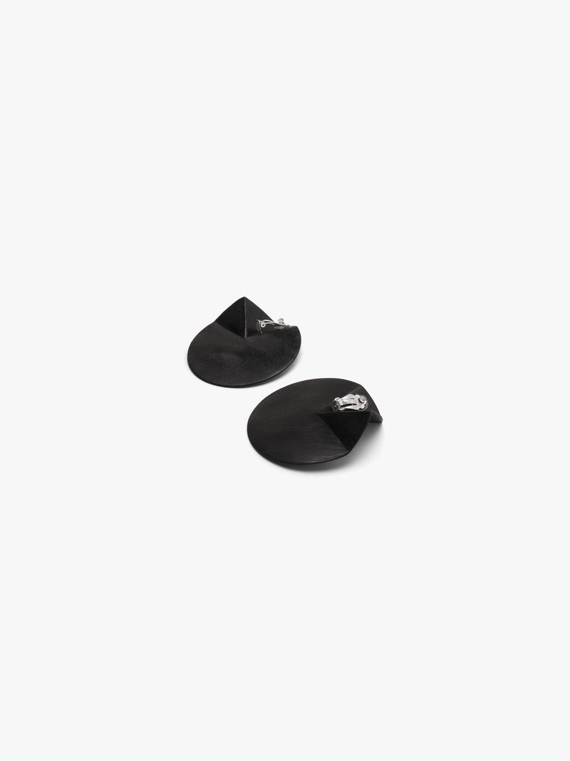 Nomi earrings: black acacia