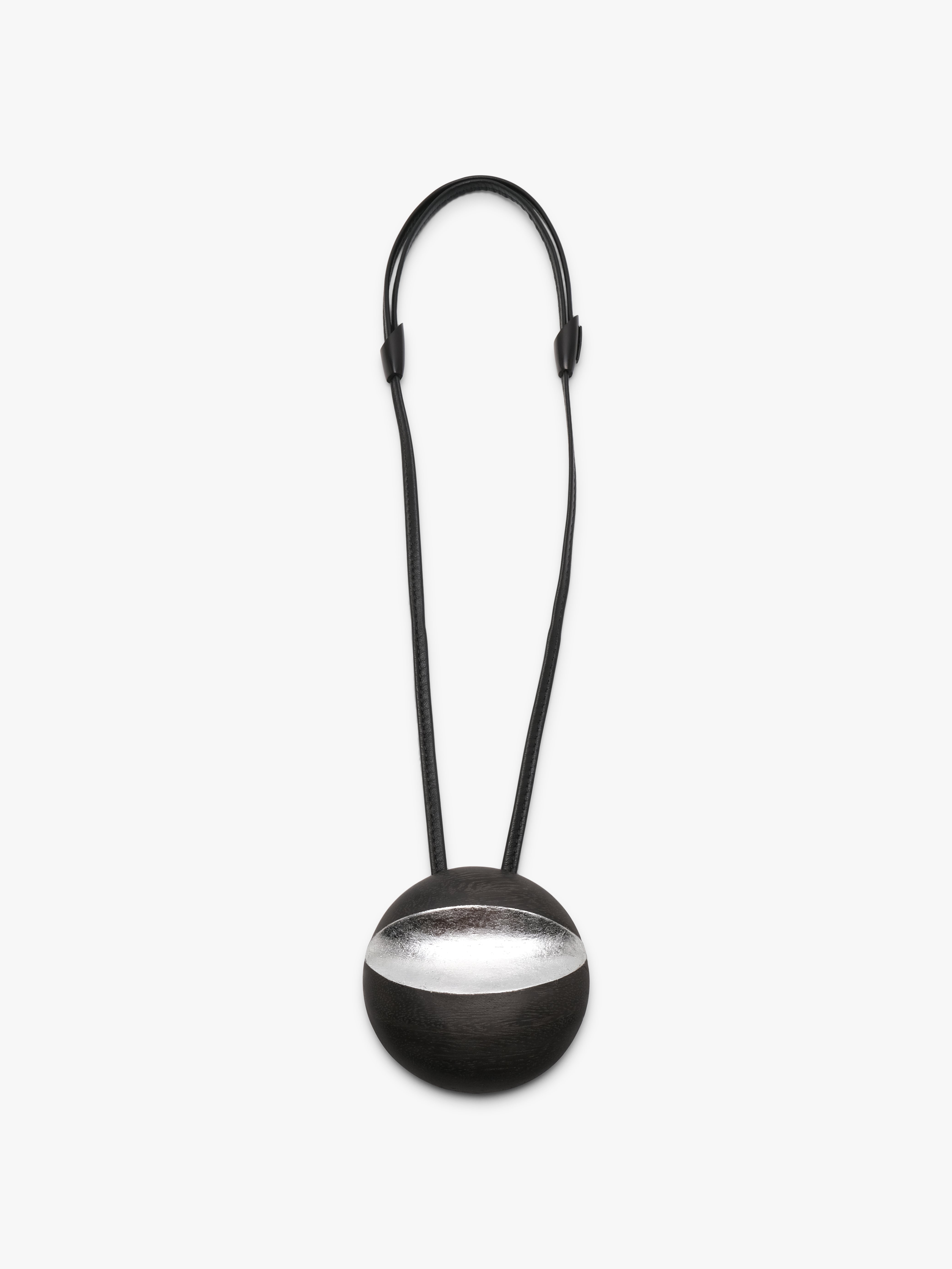 Isola pendant: acacia, leather, silverfoil