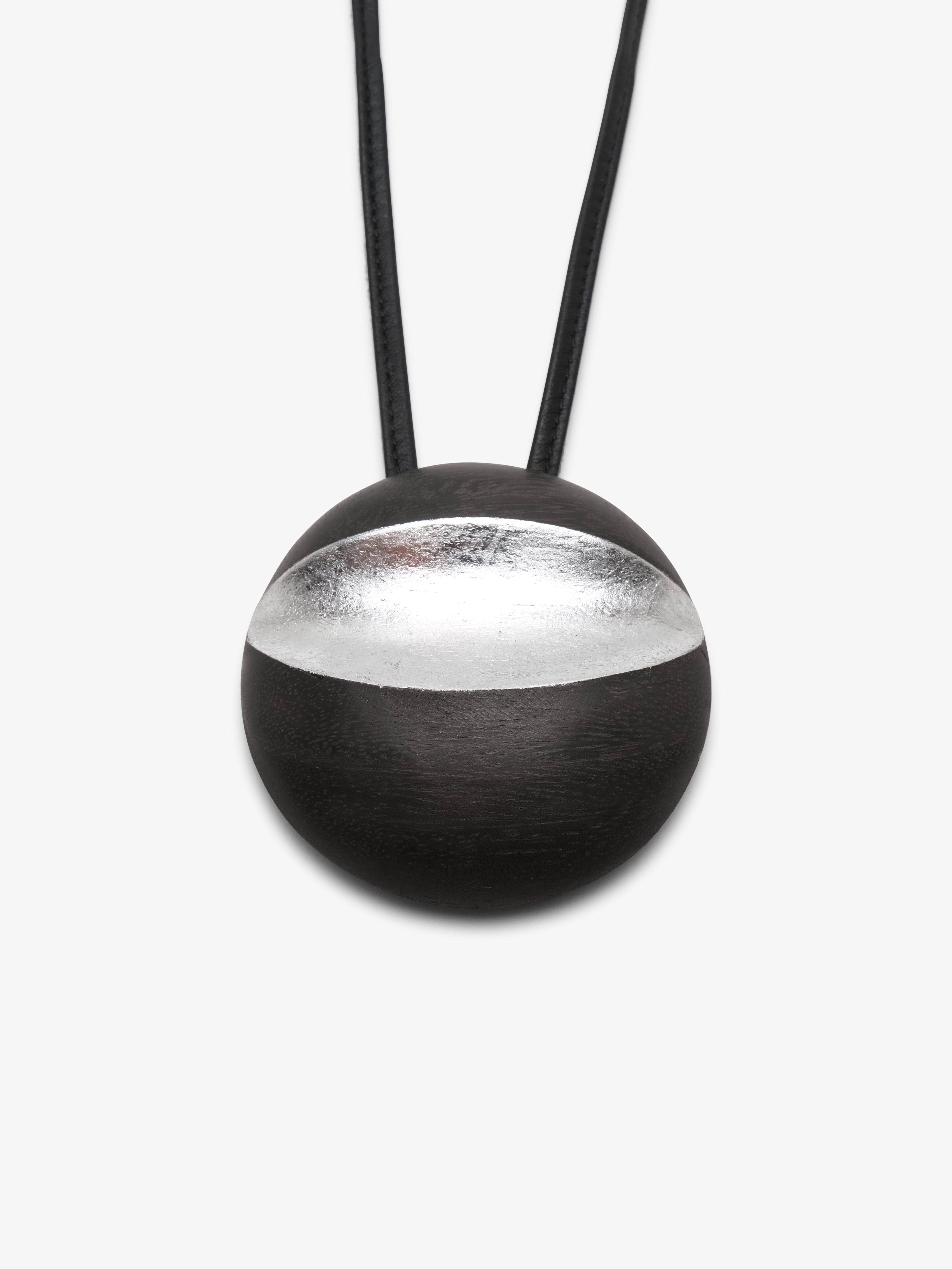 Isola pendant: acacia, leather, silverfoil