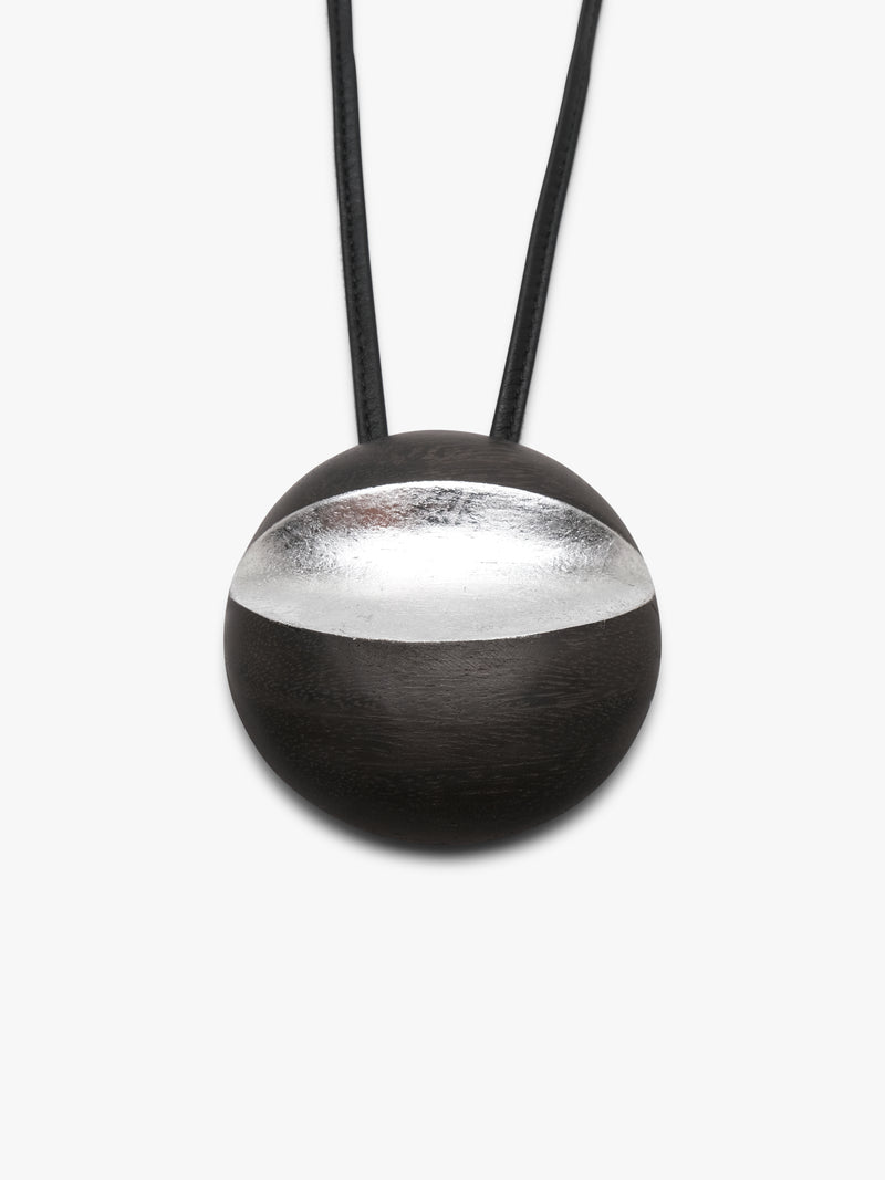 Isola pendant: acacia, leather, silverfoil
