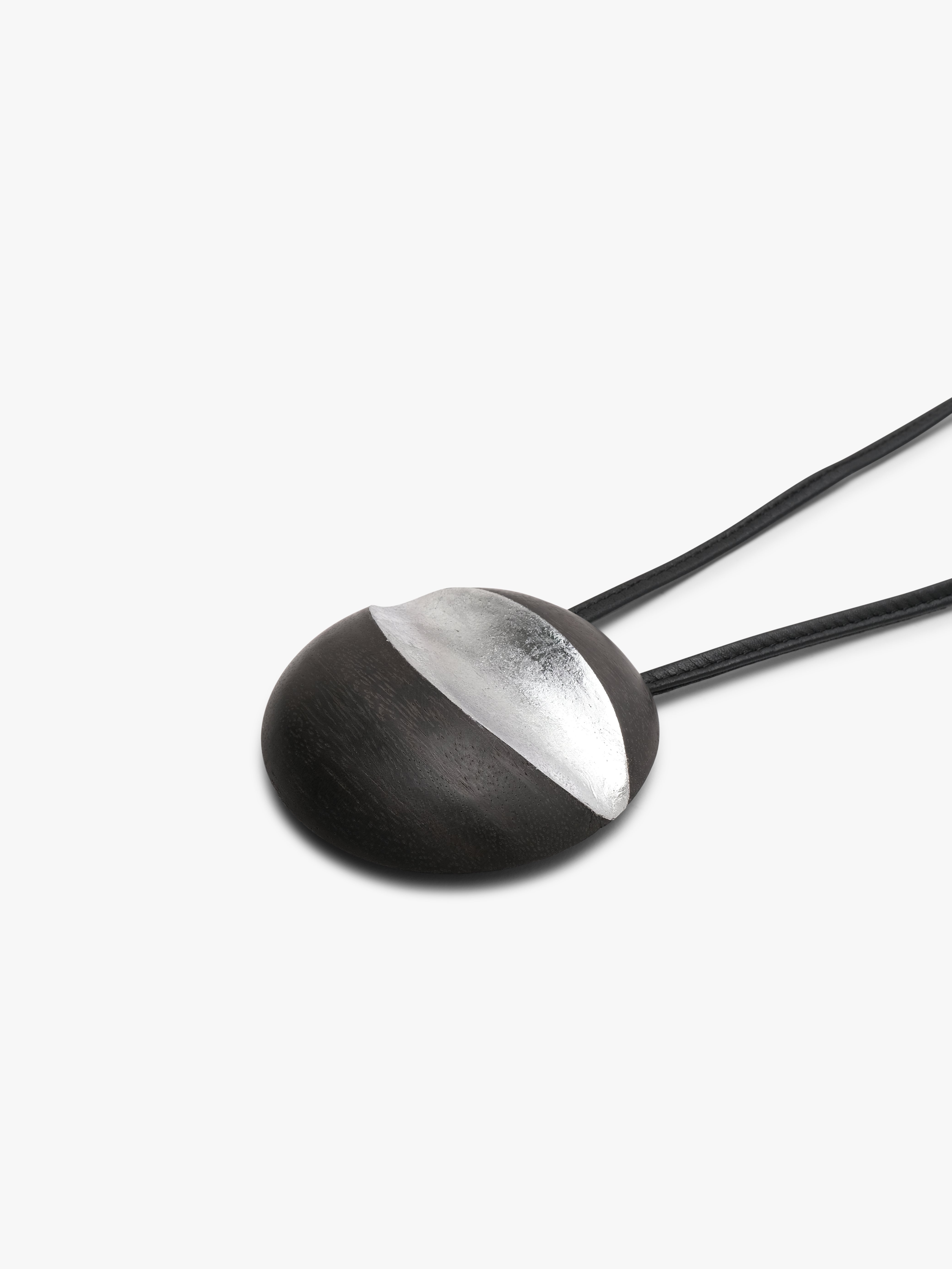 Isola pendant: acacia, leather, silverfoil