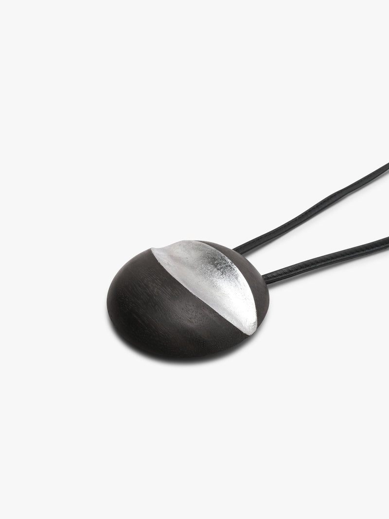 Isola pendant: acacia, leather, silverfoil