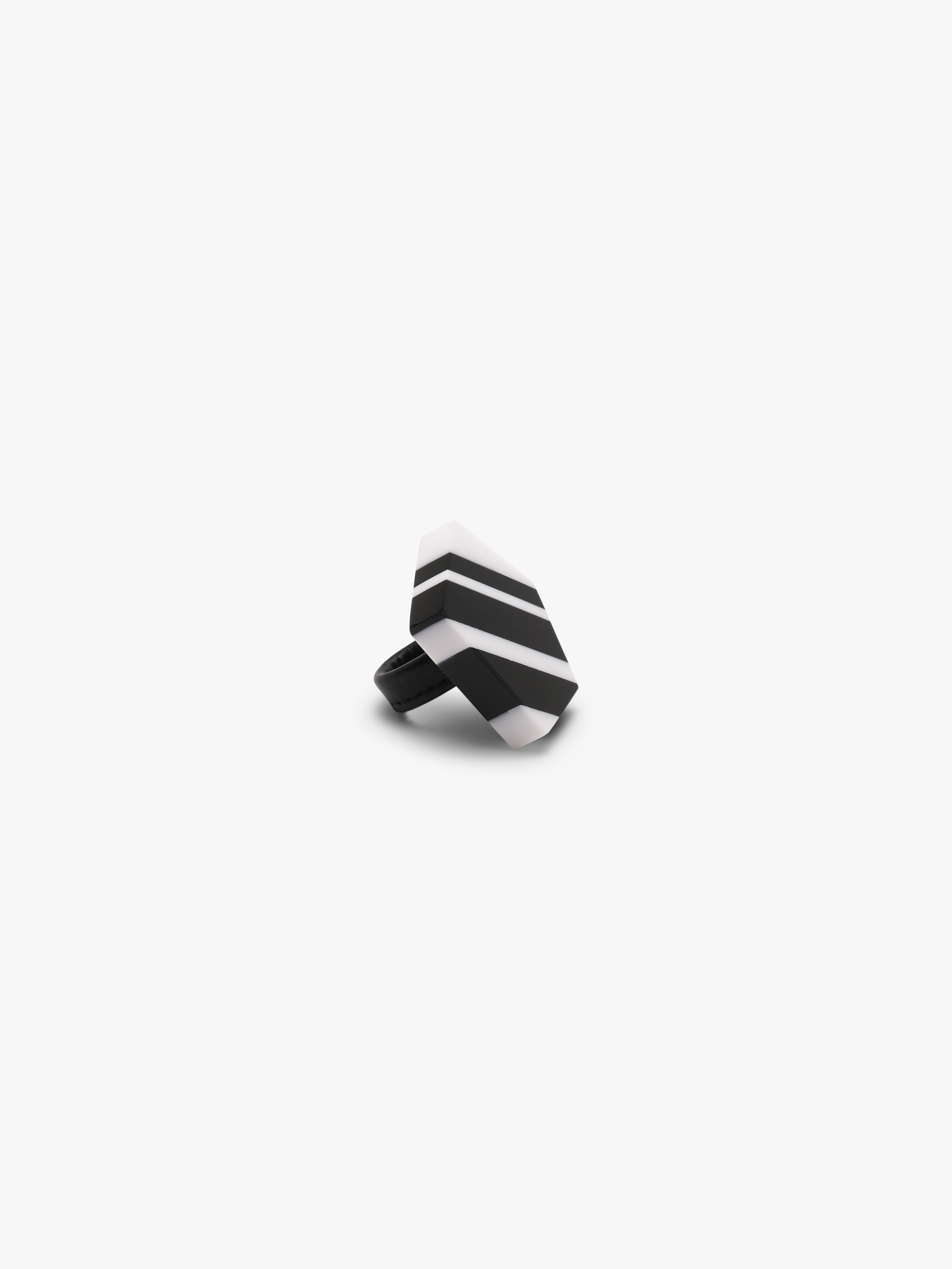 Shema ring: striped greencast